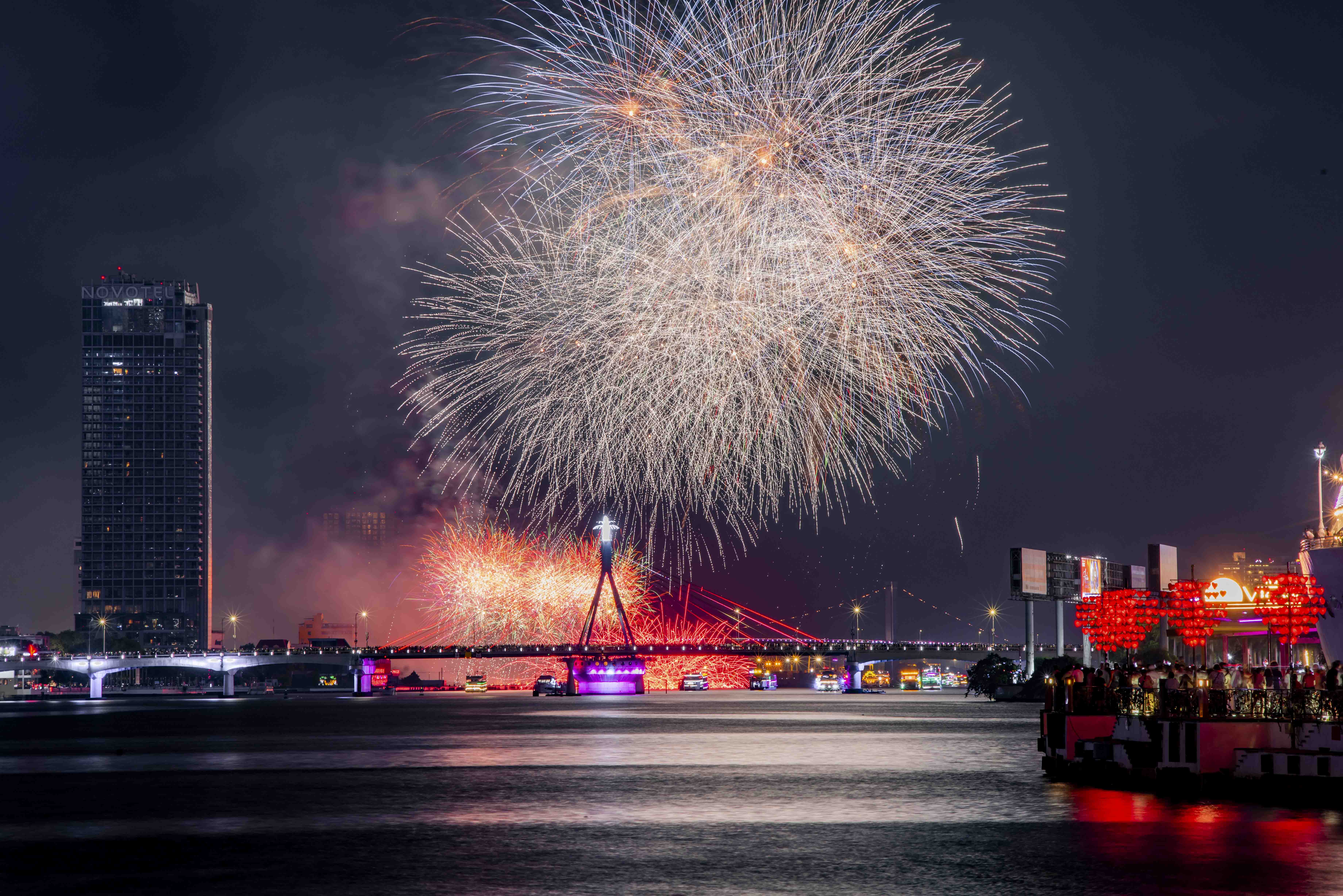 Bồ Đào Nha cháy rực, Anh gợi sóng cảm xúc trên bầu trời Đà Nẵng - ảnh 3