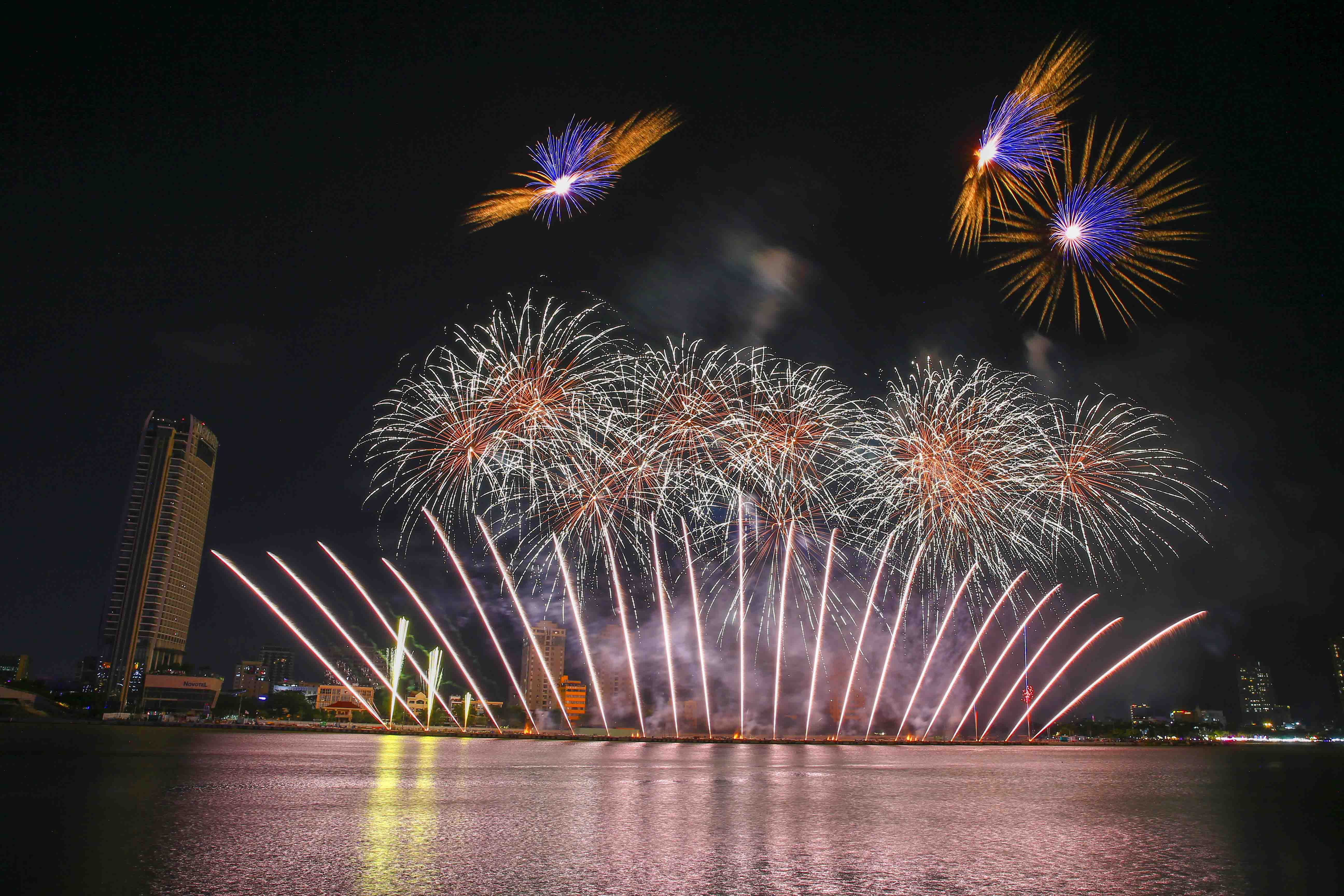 Bồ Đào Nha cháy rực, Anh gợi sóng cảm xúc trên bầu trời Đà Nẵng - ảnh 1