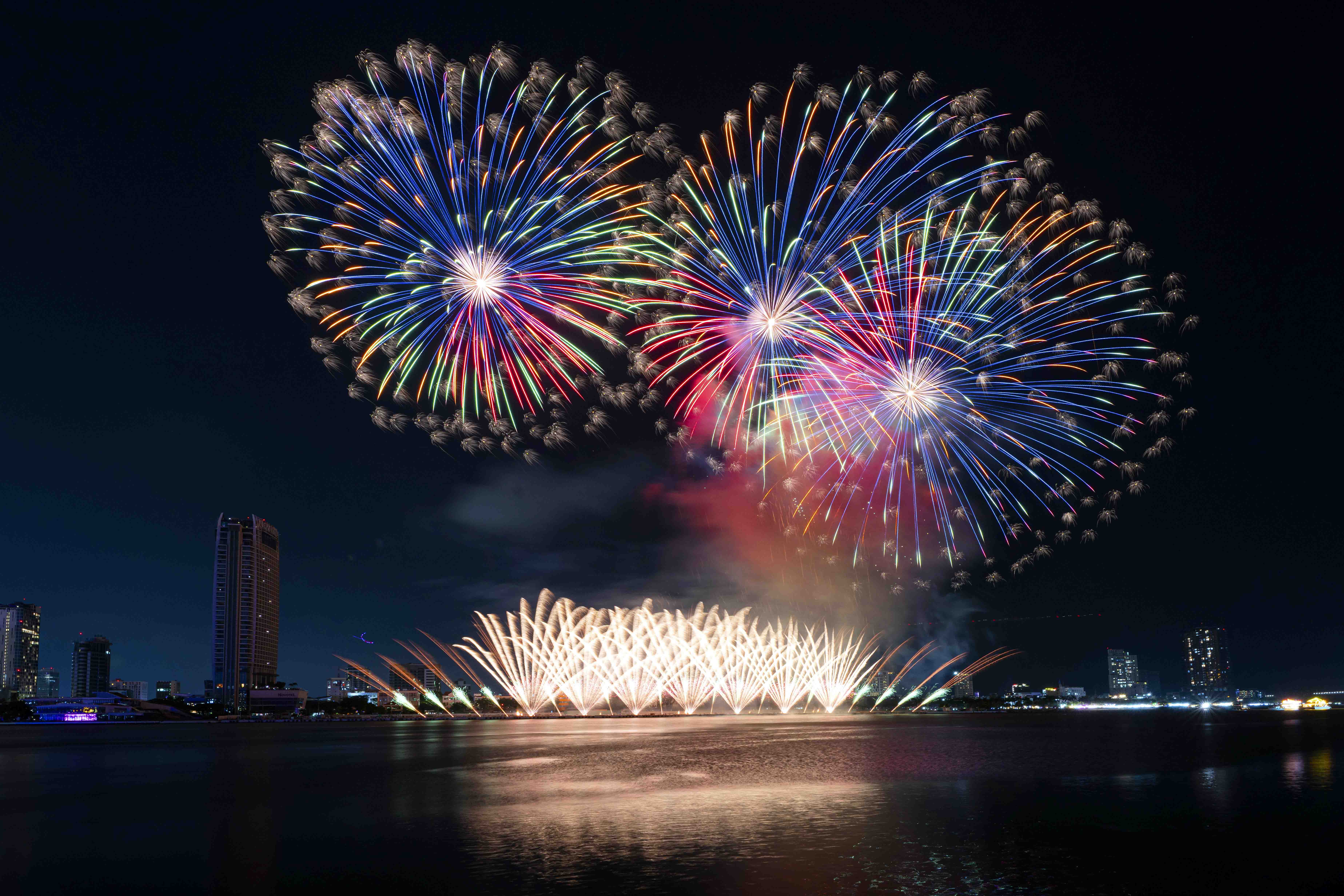 Bồ Đào Nha cháy rực, Anh gợi sóng cảm xúc trên bầu trời Đà Nẵng - ảnh 2