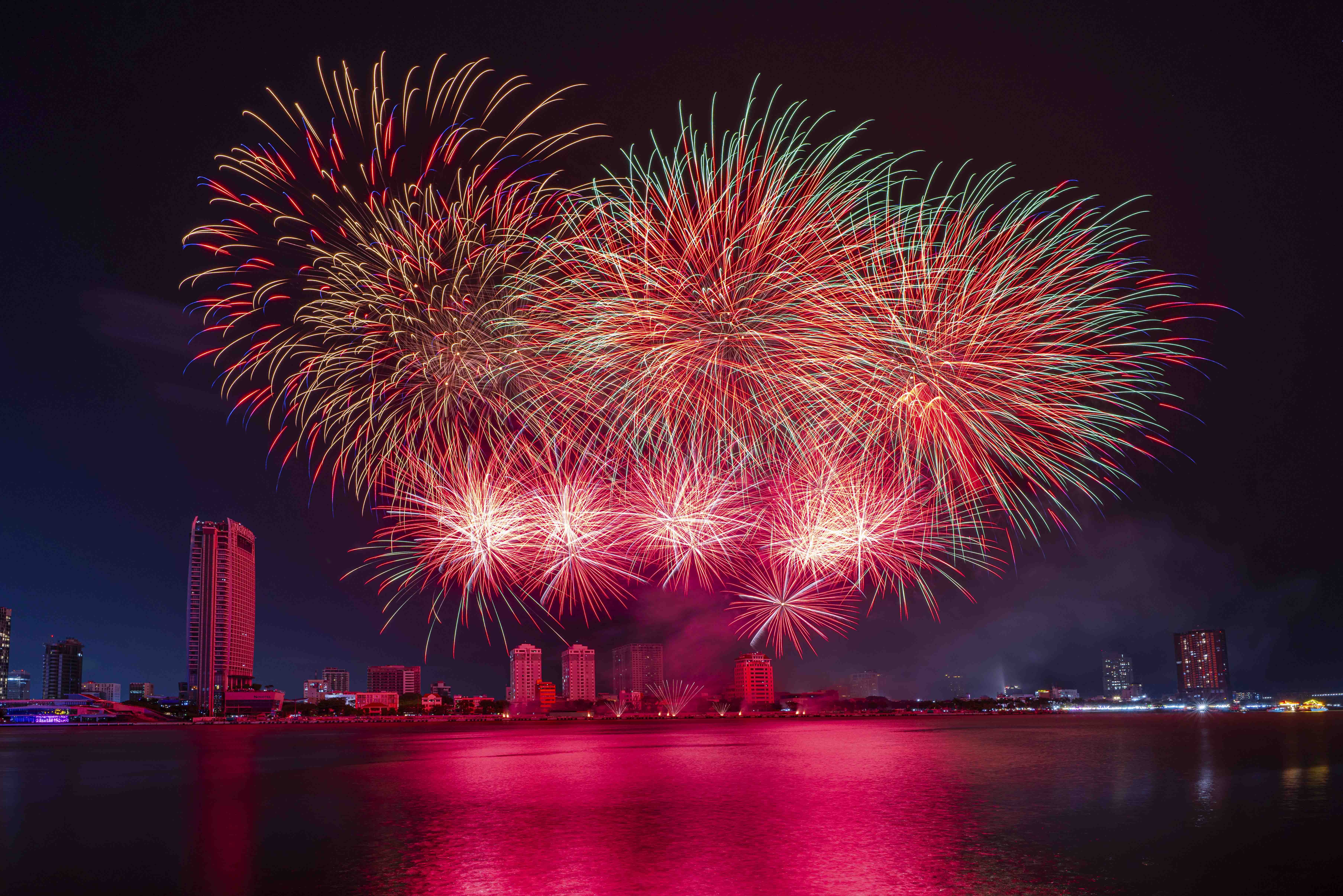 Bồ Đào Nha cháy rực, Anh gợi sóng cảm xúc trên bầu trời Đà Nẵng - ảnh 4