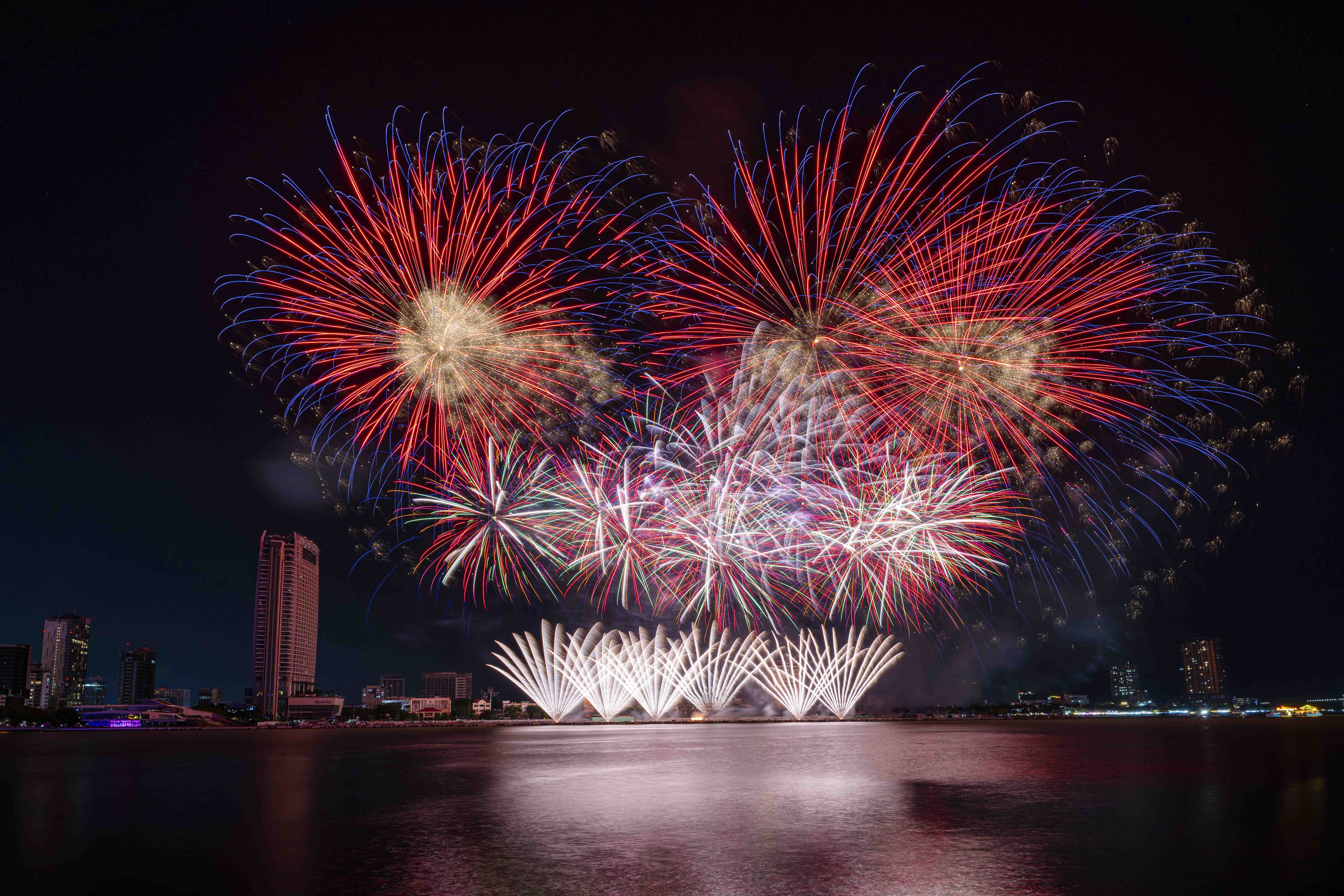 Bồ Đào Nha cháy rực, Anh gợi sóng cảm xúc trên bầu trời Đà Nẵng - ảnh 7