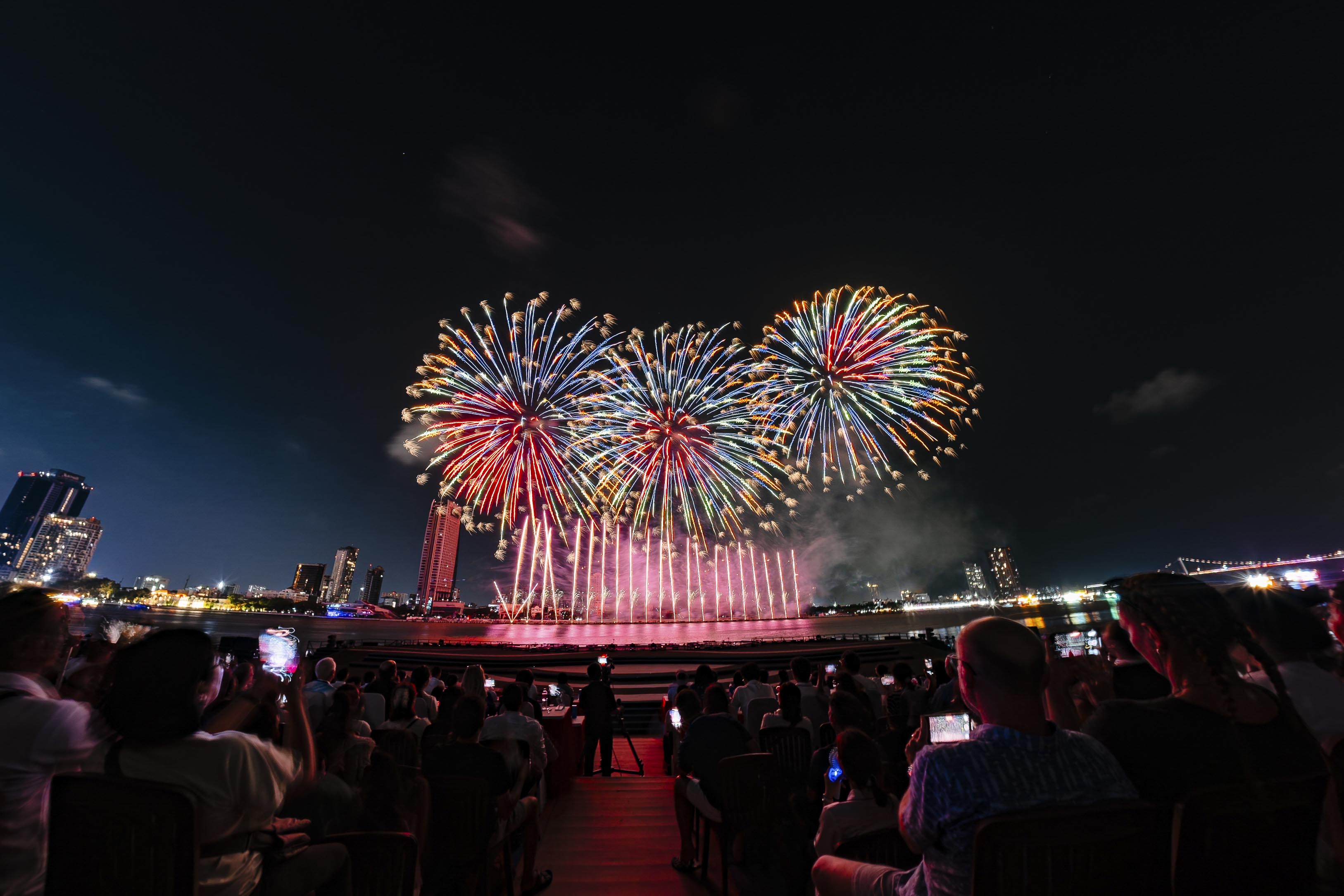 Bồ Đào Nha cháy rực, Anh gợi sóng cảm xúc trên bầu trời Đà Nẵng - ảnh 5