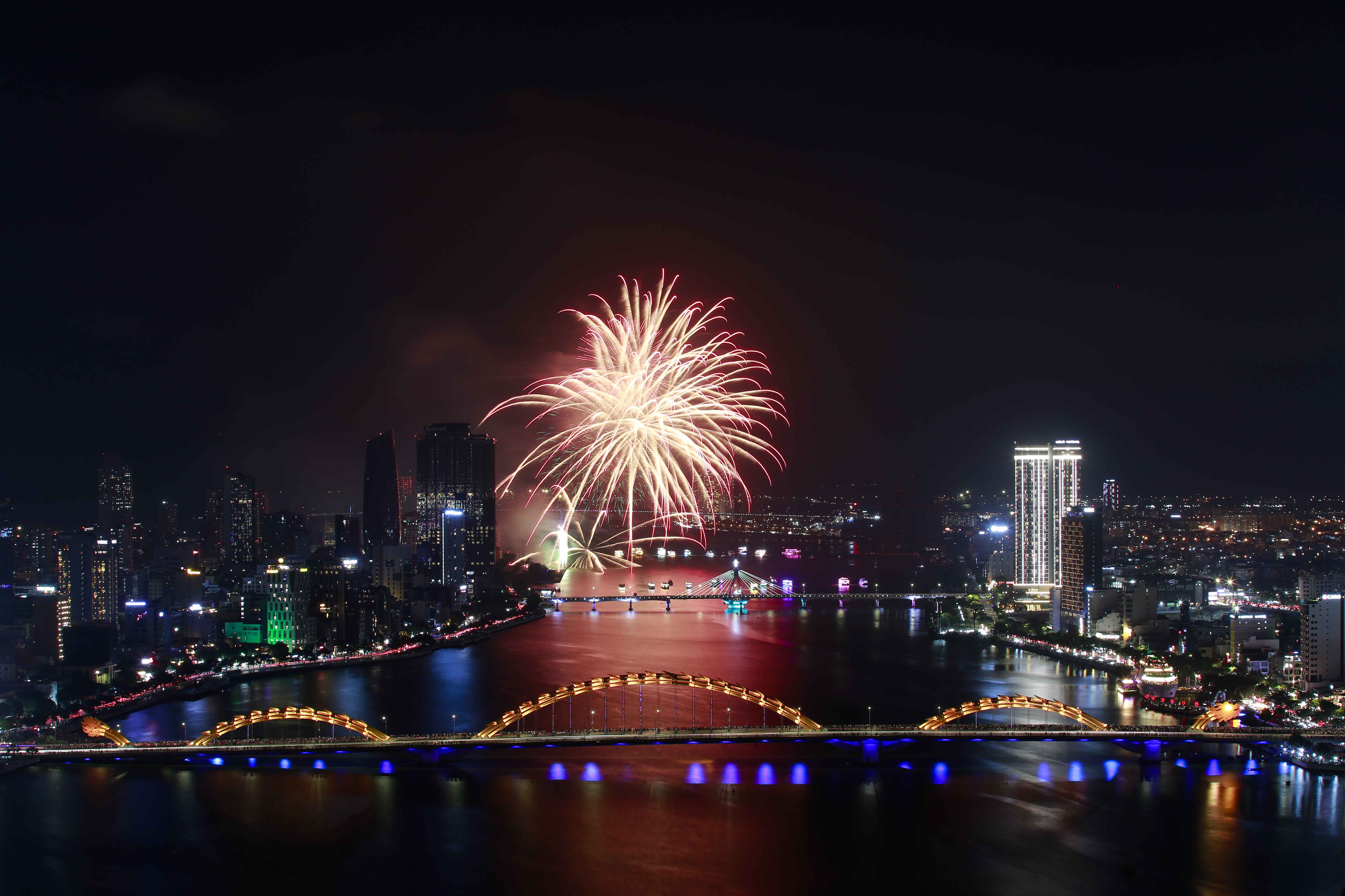 Bồ Đào Nha cháy rực, Anh gợi sóng cảm xúc trên bầu trời Đà Nẵng - ảnh 6