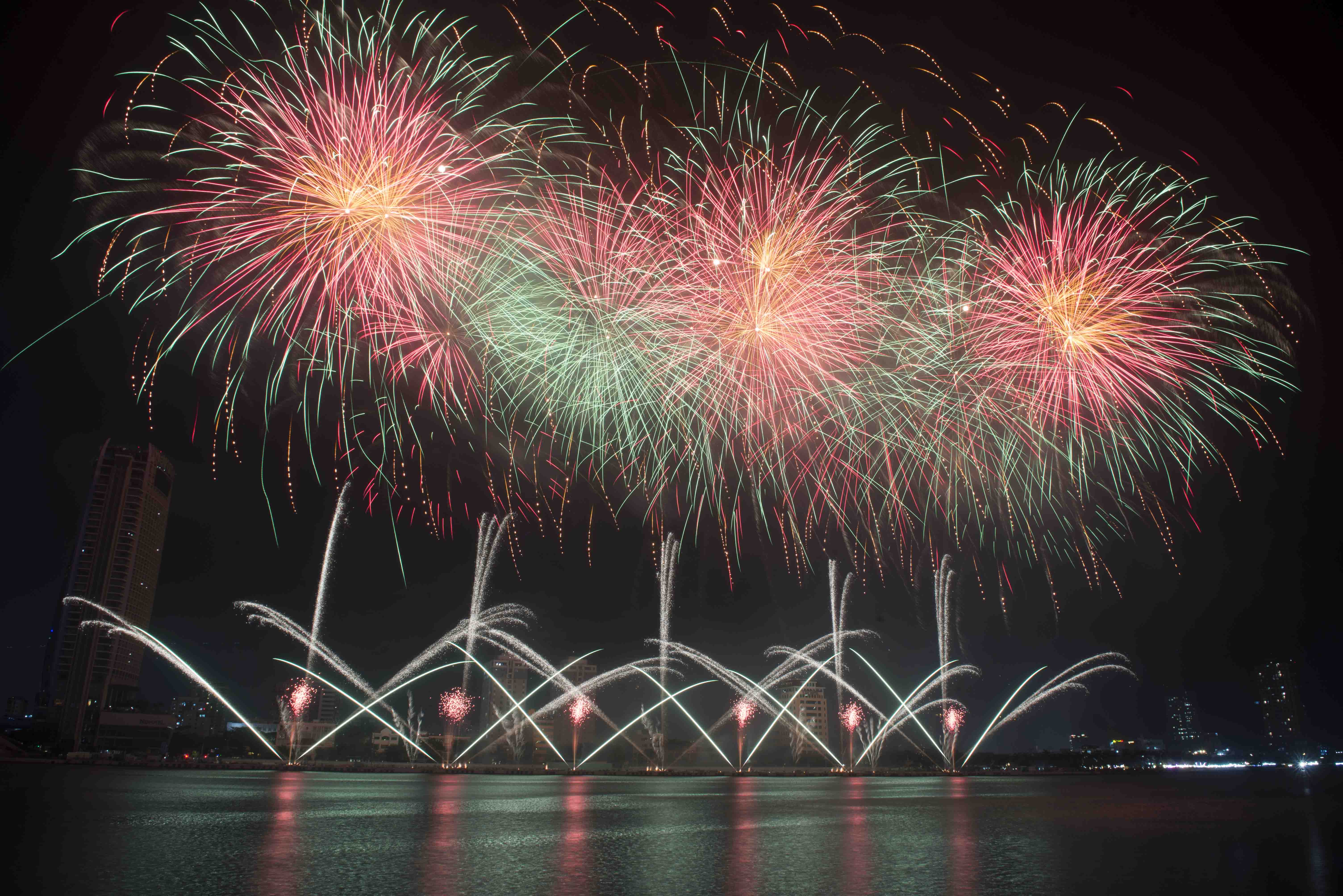 Bồ Đào Nha cháy rực, Anh gợi sóng cảm xúc trên bầu trời Đà Nẵng - ảnh 9