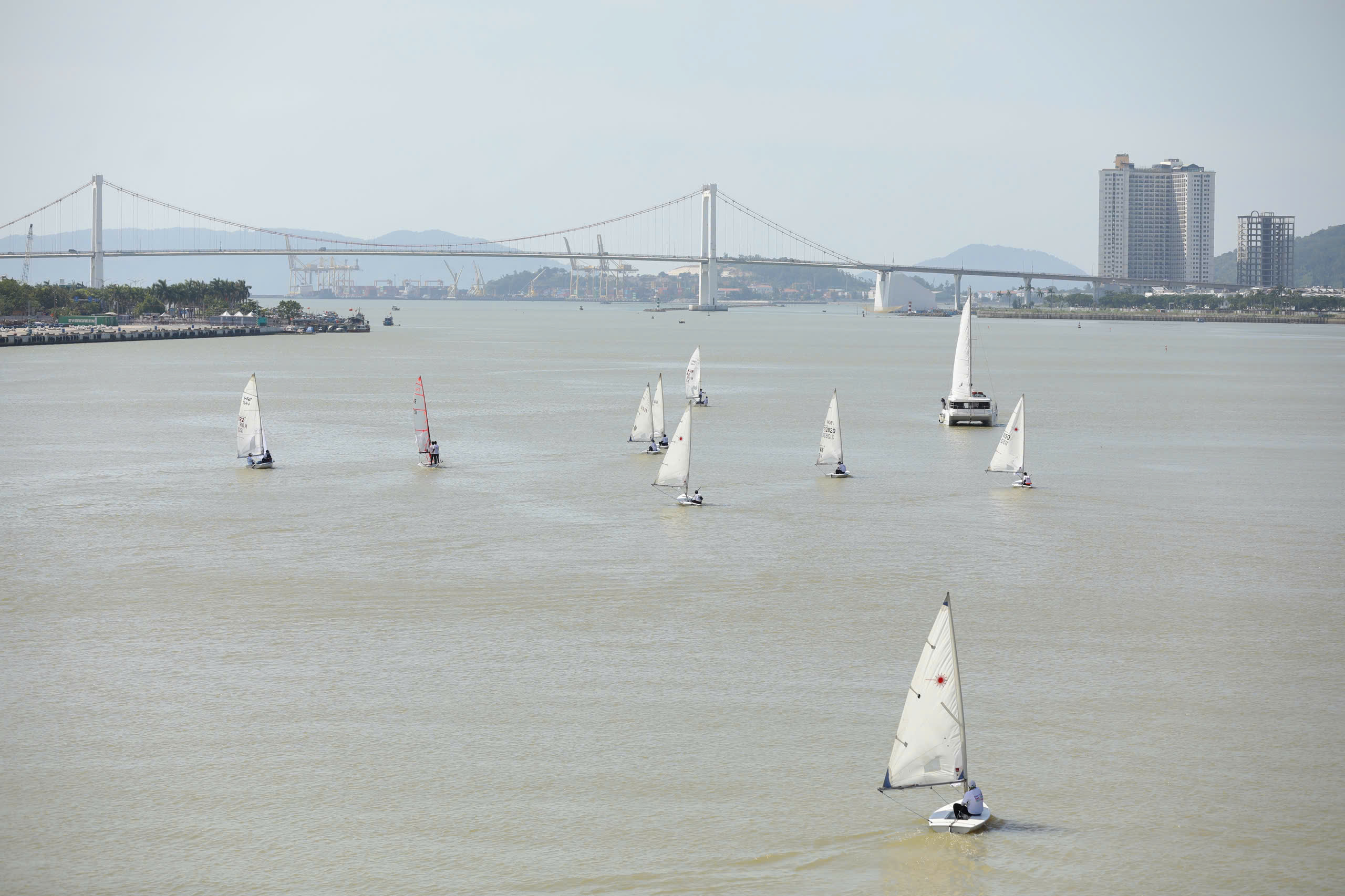 Màn trình diễn thuyền buồm độc đáo trên sông Hàn - ảnh 4