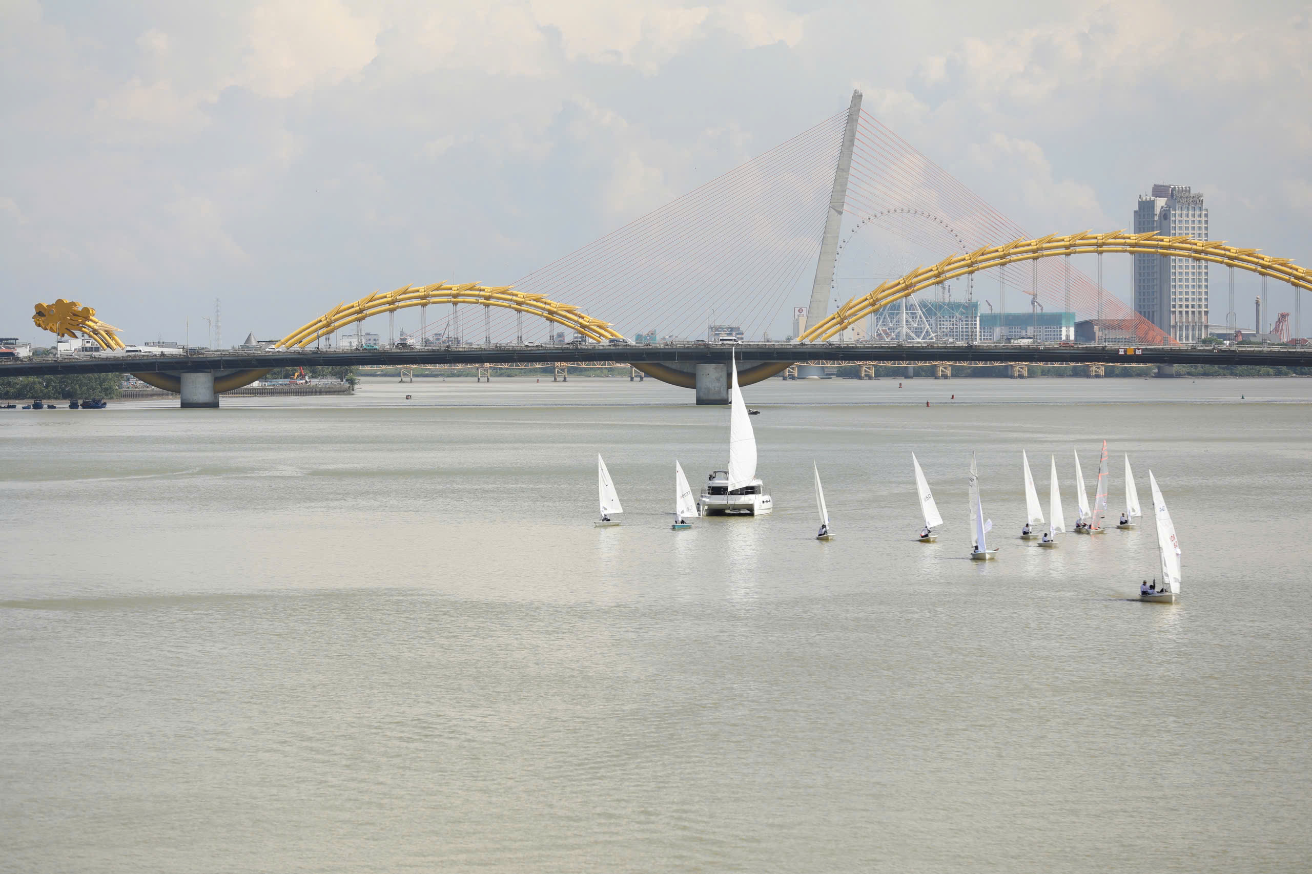 Màn trình diễn thuyền buồm độc đáo trên sông Hàn - ảnh 2