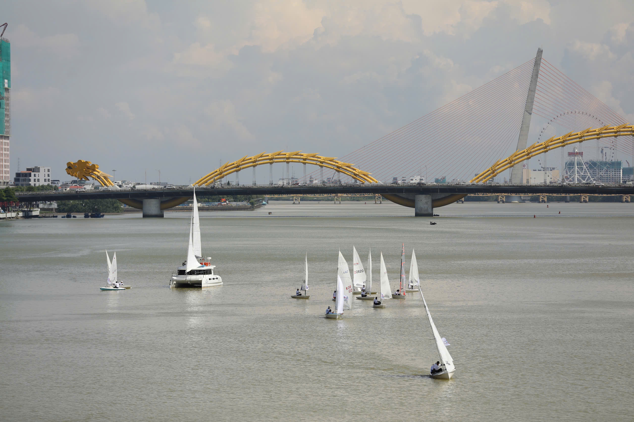 Màn trình diễn thuyền buồm độc đáo trên sông Hàn