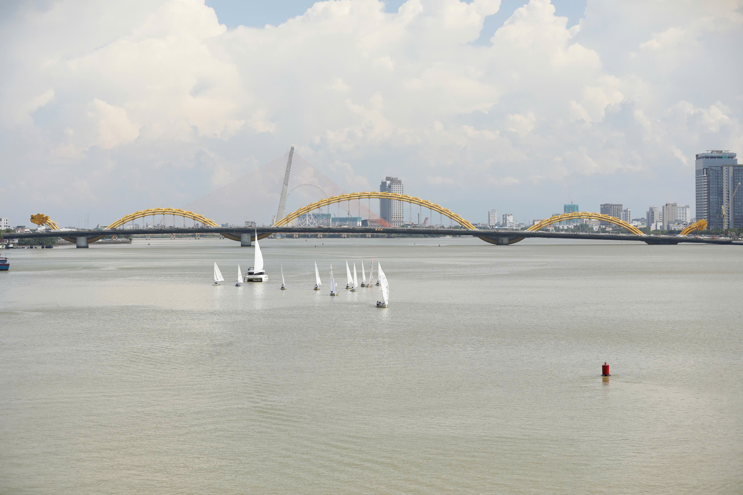 Màn trình diễn thuyền buồm độc đáo trên sông Hàn - ảnh 1