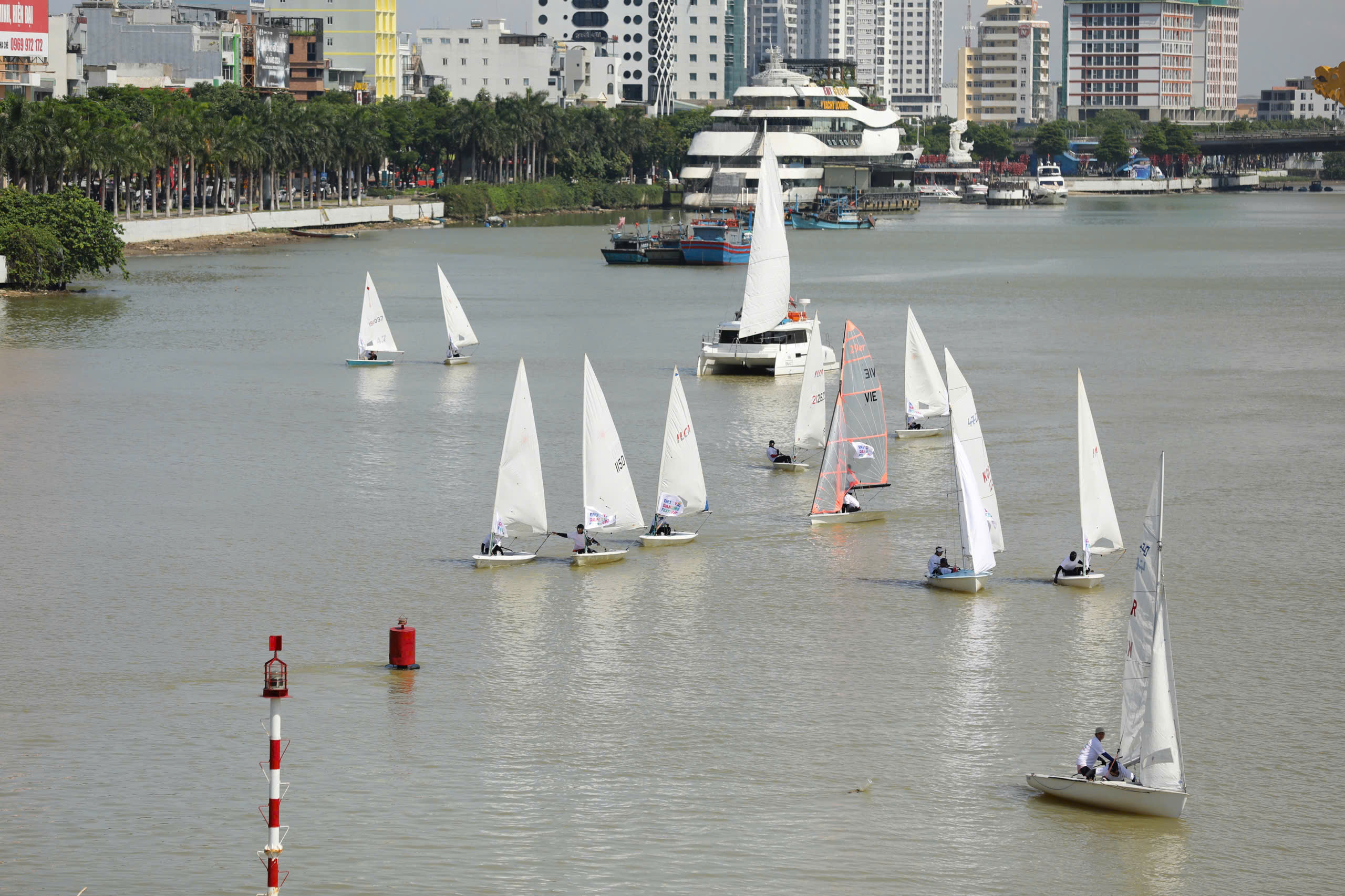 Màn trình diễn thuyền buồm độc đáo trên sông Hàn - ảnh 3
