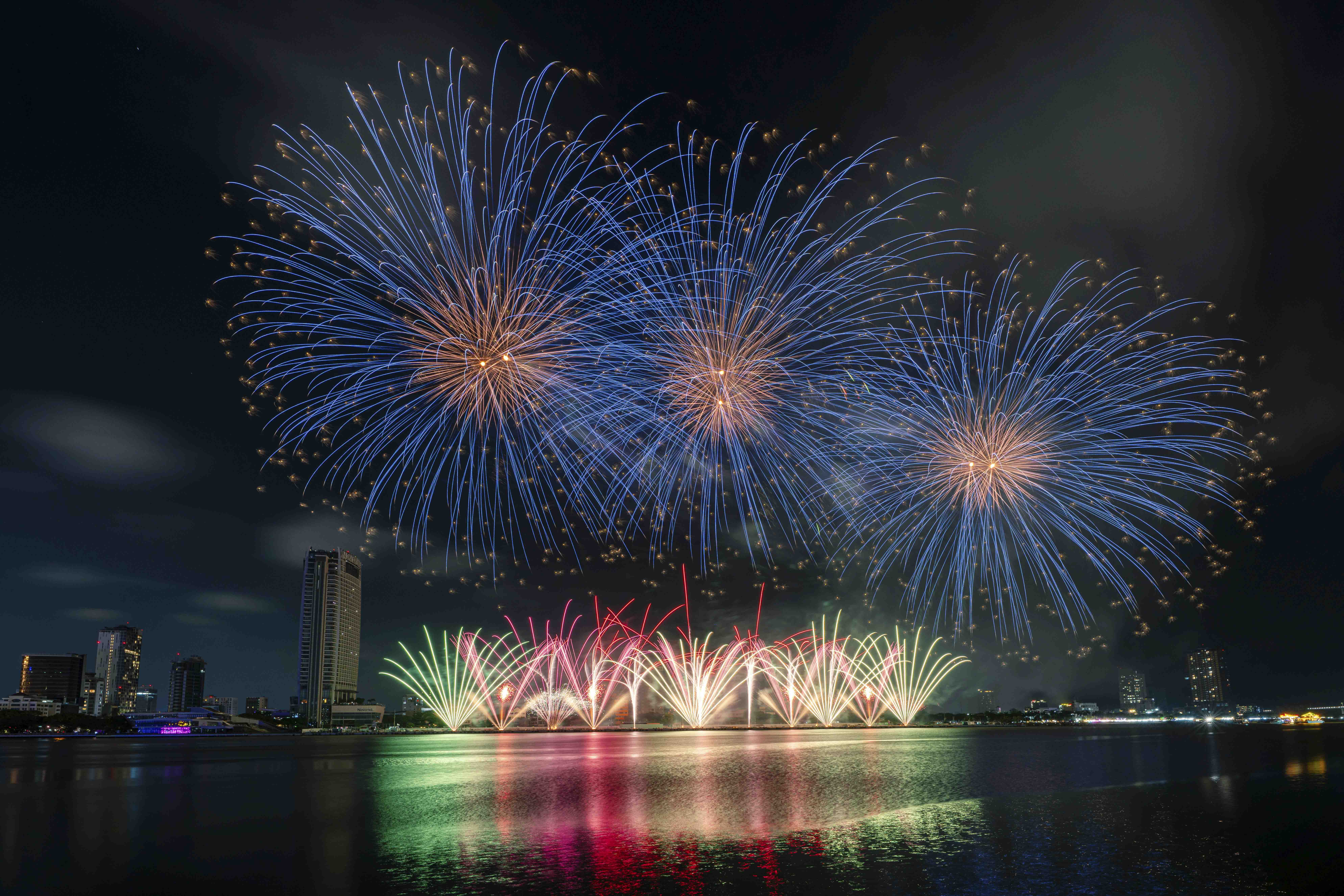 Bồ Đào Nha cháy rực, Anh gợi sóng cảm xúc trên bầu trời Đà Nẵng - ảnh 11