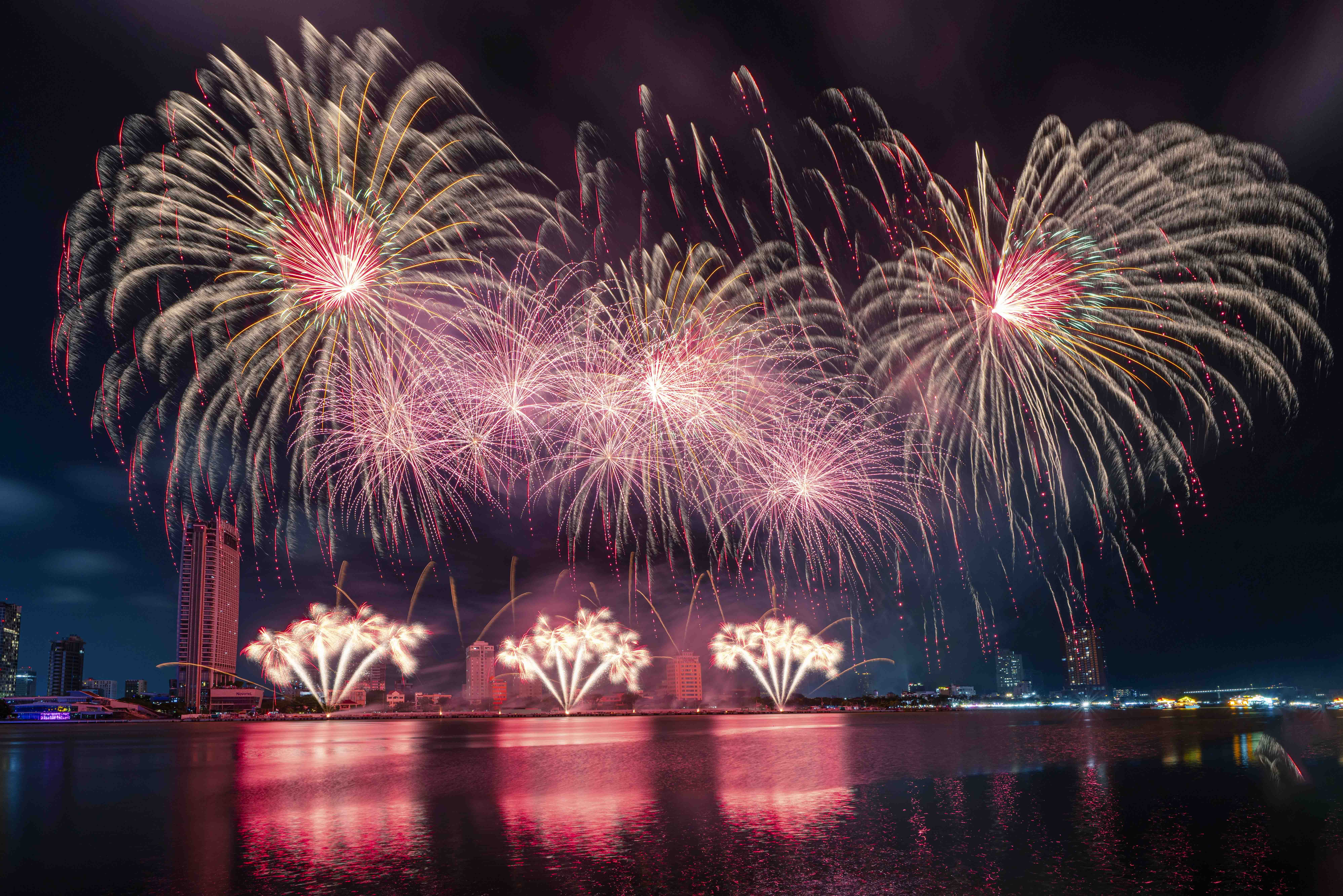 Bồ Đào Nha cháy rực, Anh gợi sóng cảm xúc trên bầu trời Đà Nẵng - ảnh 20