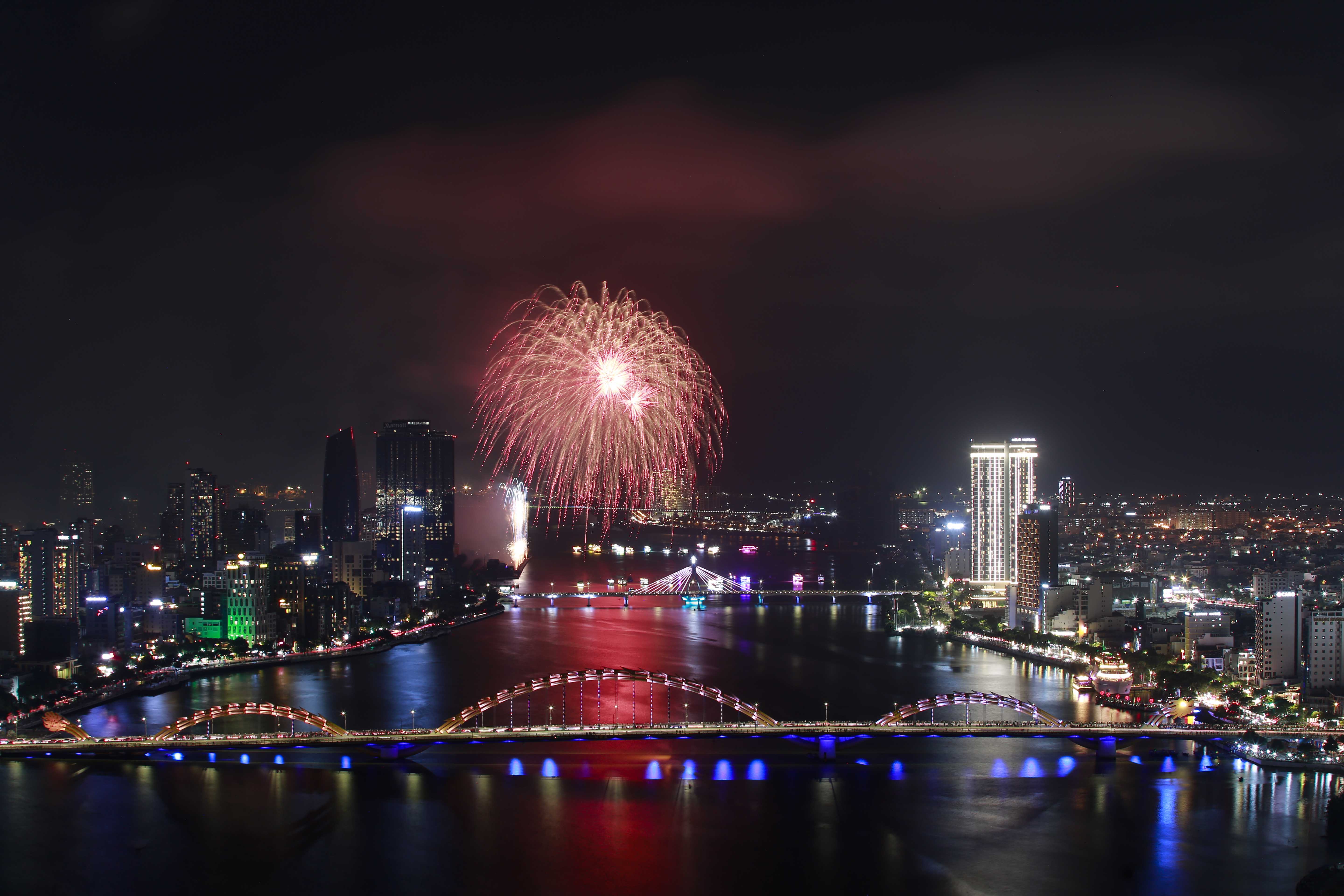 Bồ Đào Nha cháy rực, Anh gợi sóng cảm xúc trên bầu trời Đà Nẵng - ảnh 19