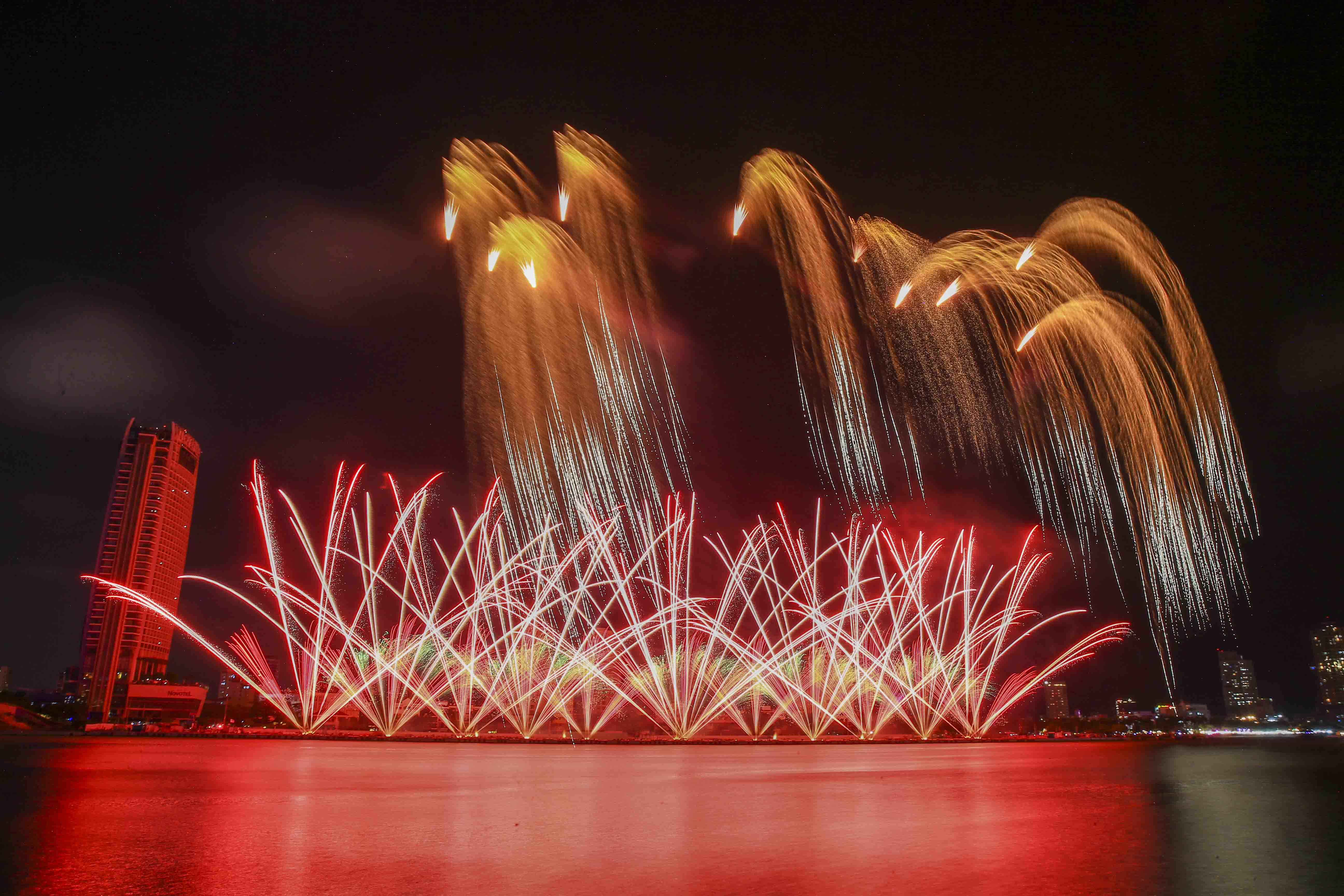 Bồ Đào Nha cháy rực, Anh gợi sóng cảm xúc trên bầu trời Đà Nẵng - ảnh 18