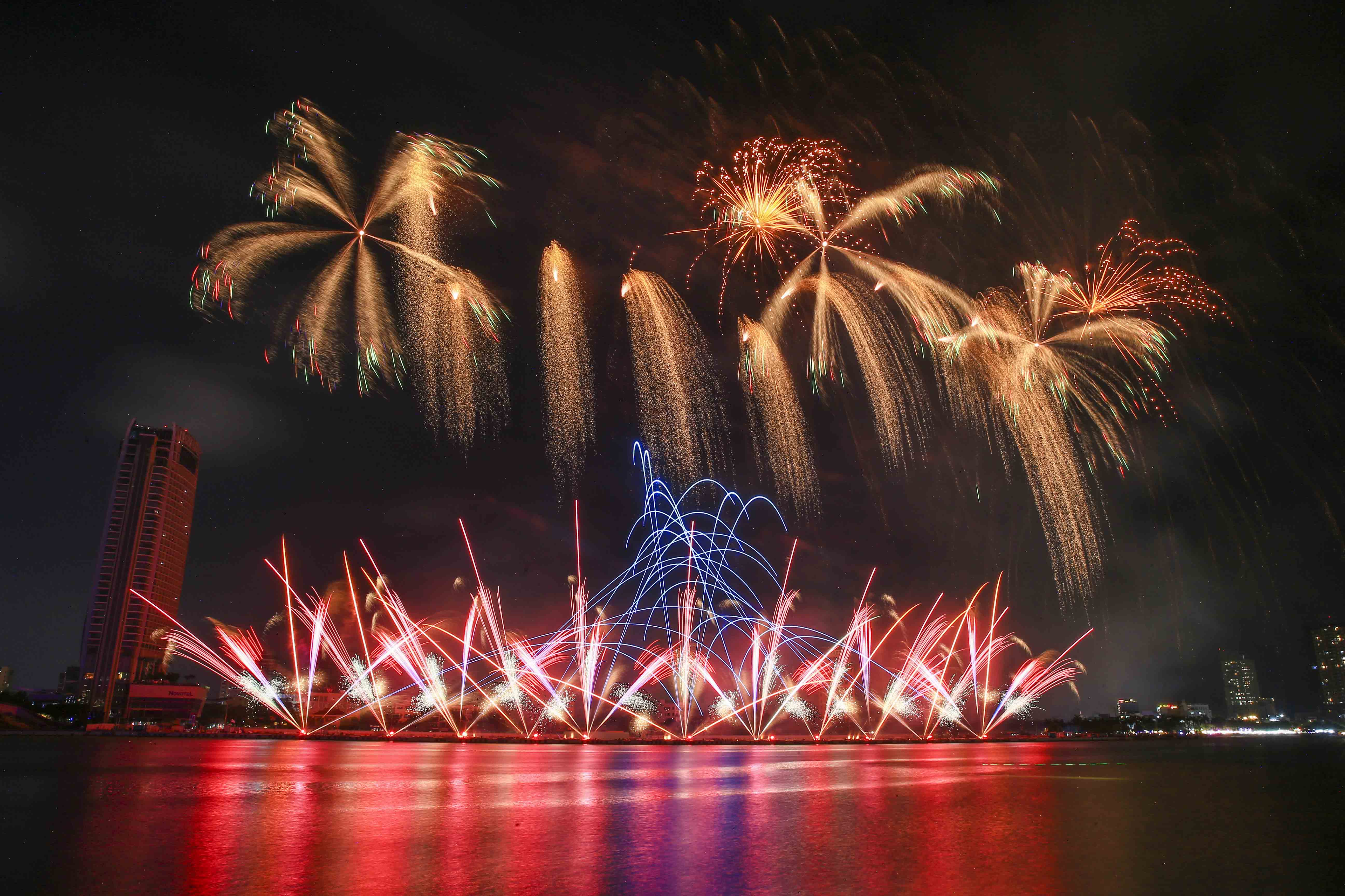 Bồ Đào Nha cháy rực, Anh gợi sóng cảm xúc trên bầu trời Đà Nẵng - ảnh 17