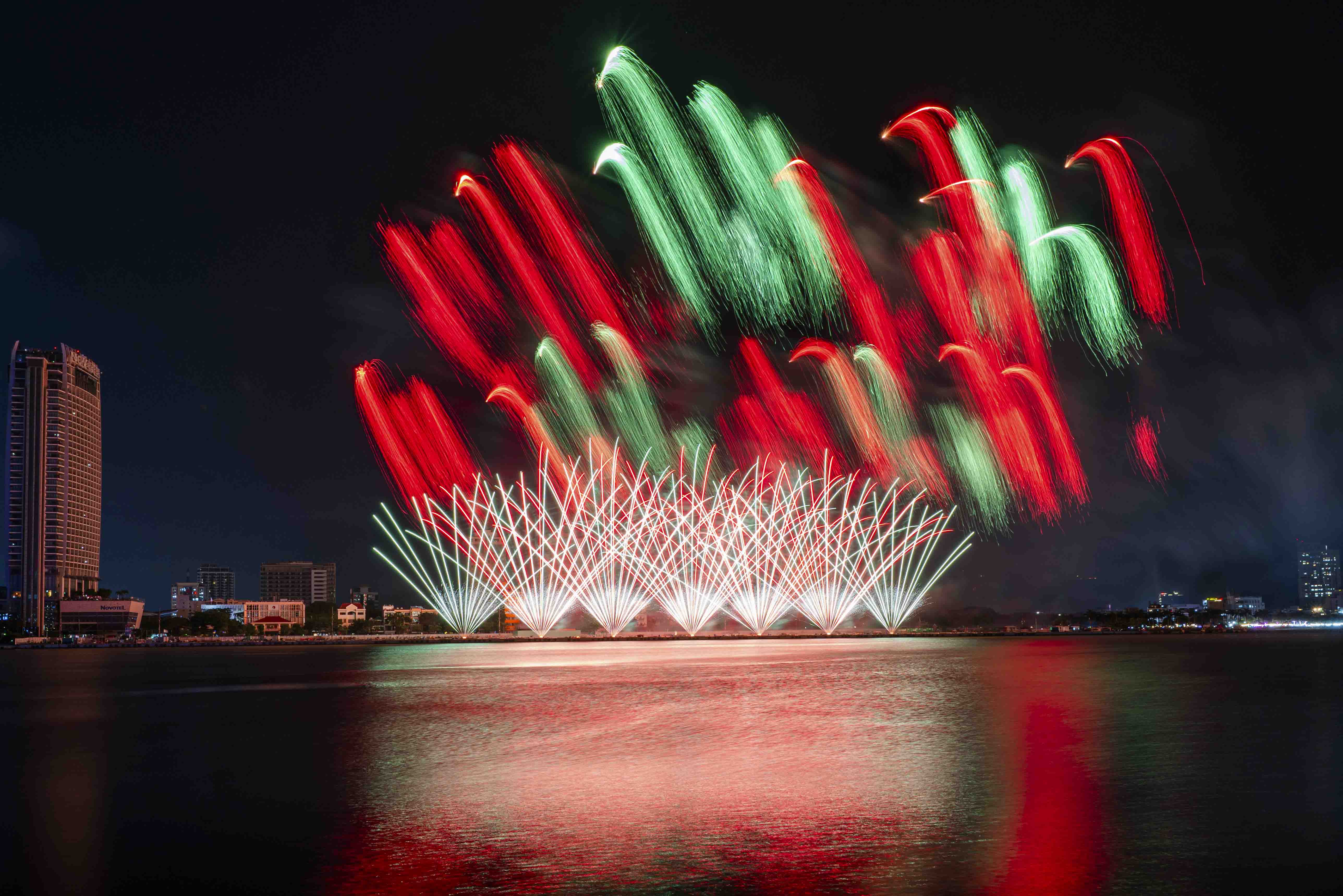 Bồ Đào Nha cháy rực, Anh gợi sóng cảm xúc trên bầu trời Đà Nẵng - ảnh 15