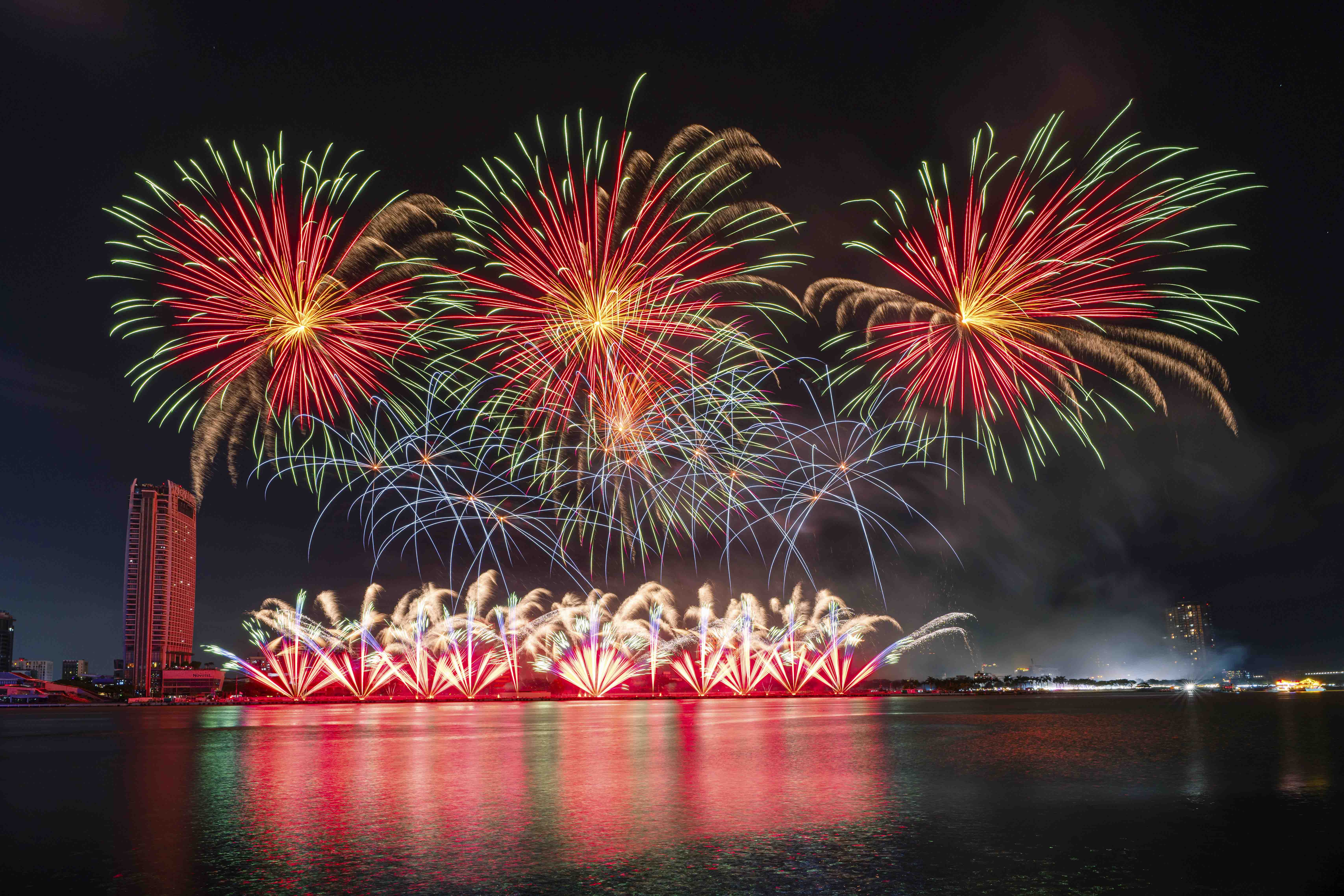 Bồ Đào Nha cháy rực, Anh gợi sóng cảm xúc trên bầu trời Đà Nẵng - ảnh 14