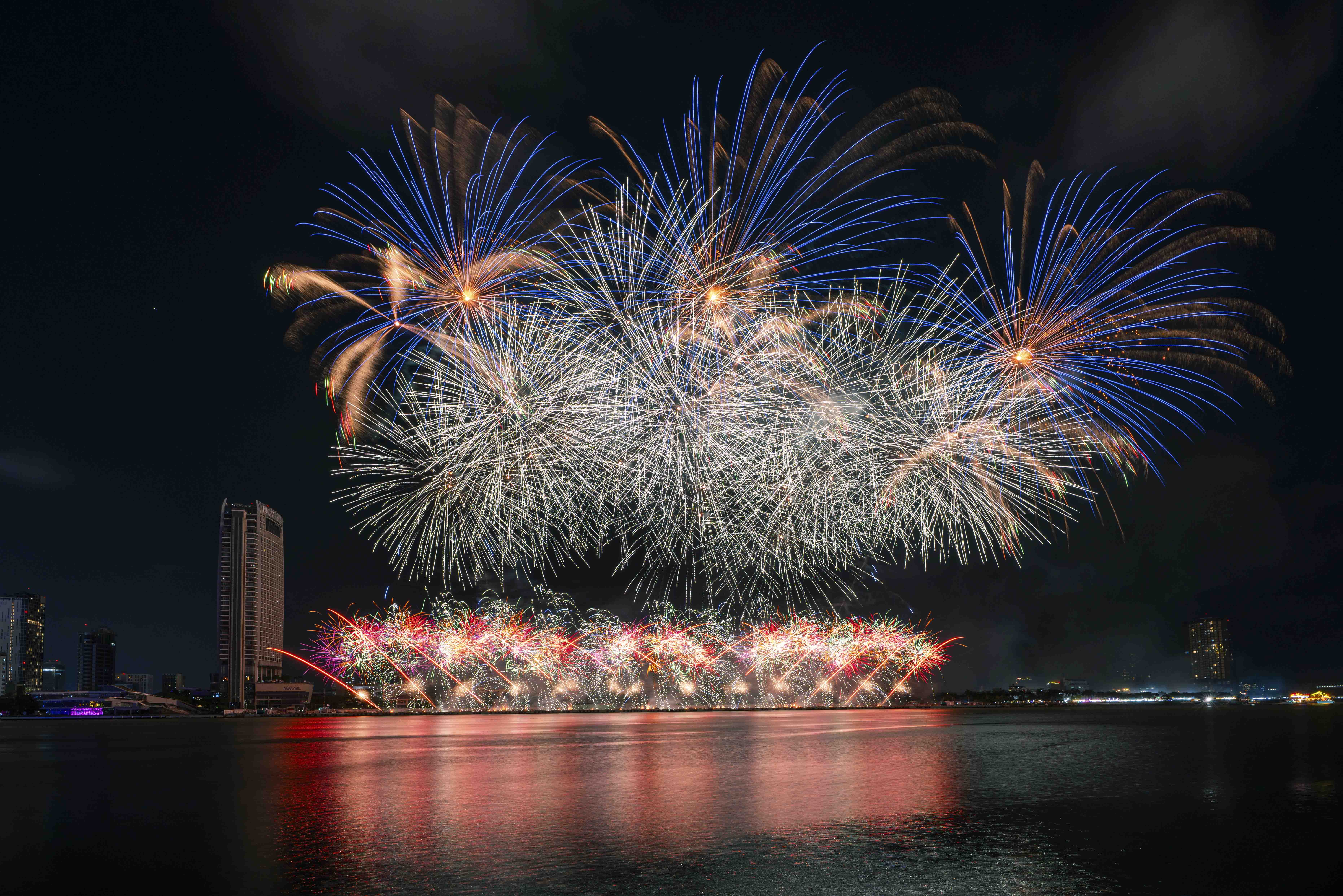 Bồ Đào Nha cháy rực, Anh gợi sóng cảm xúc trên bầu trời Đà Nẵng - ảnh 13