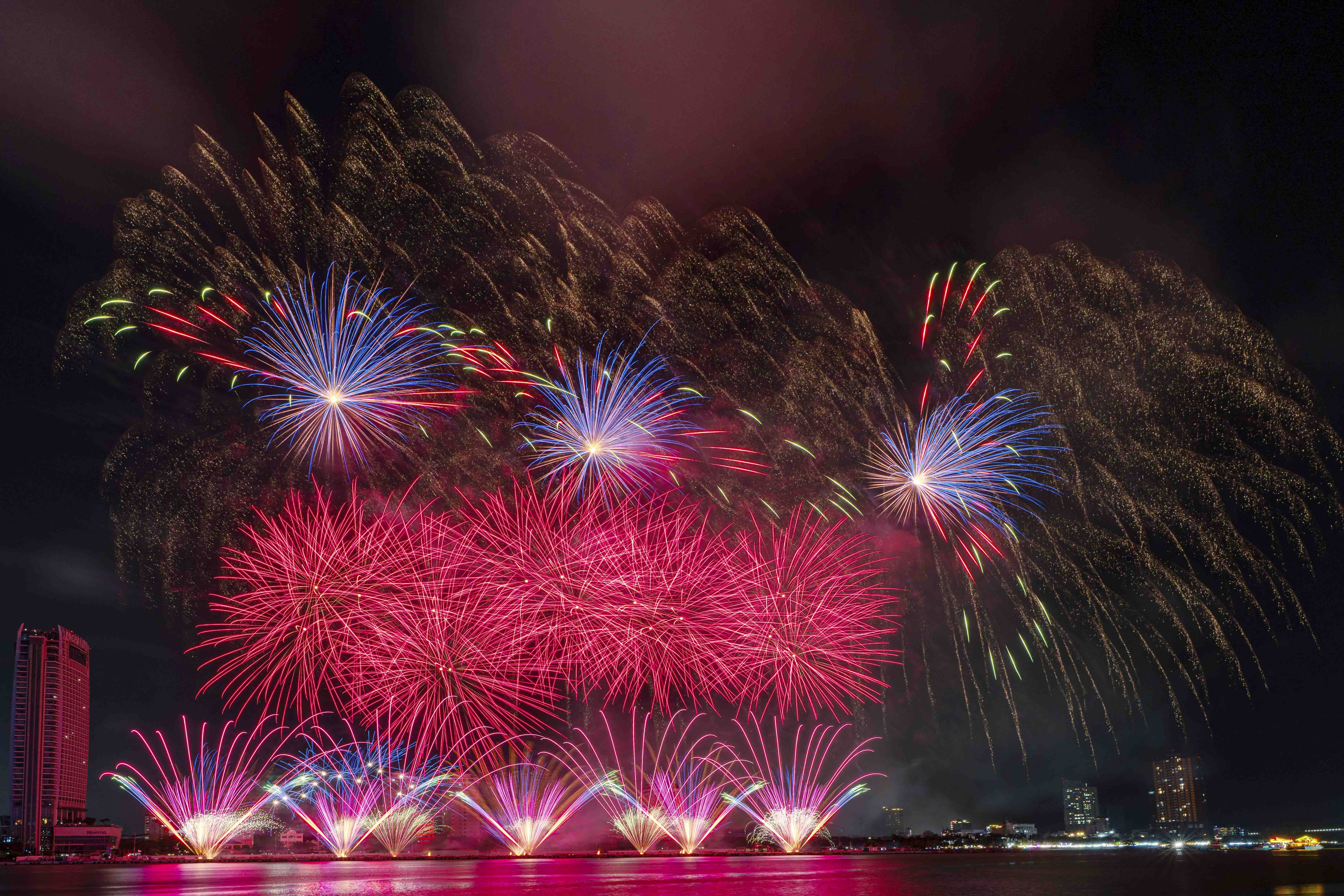 Bồ Đào Nha cháy rực, Anh gợi sóng cảm xúc trên bầu trời Đà Nẵng - ảnh 12