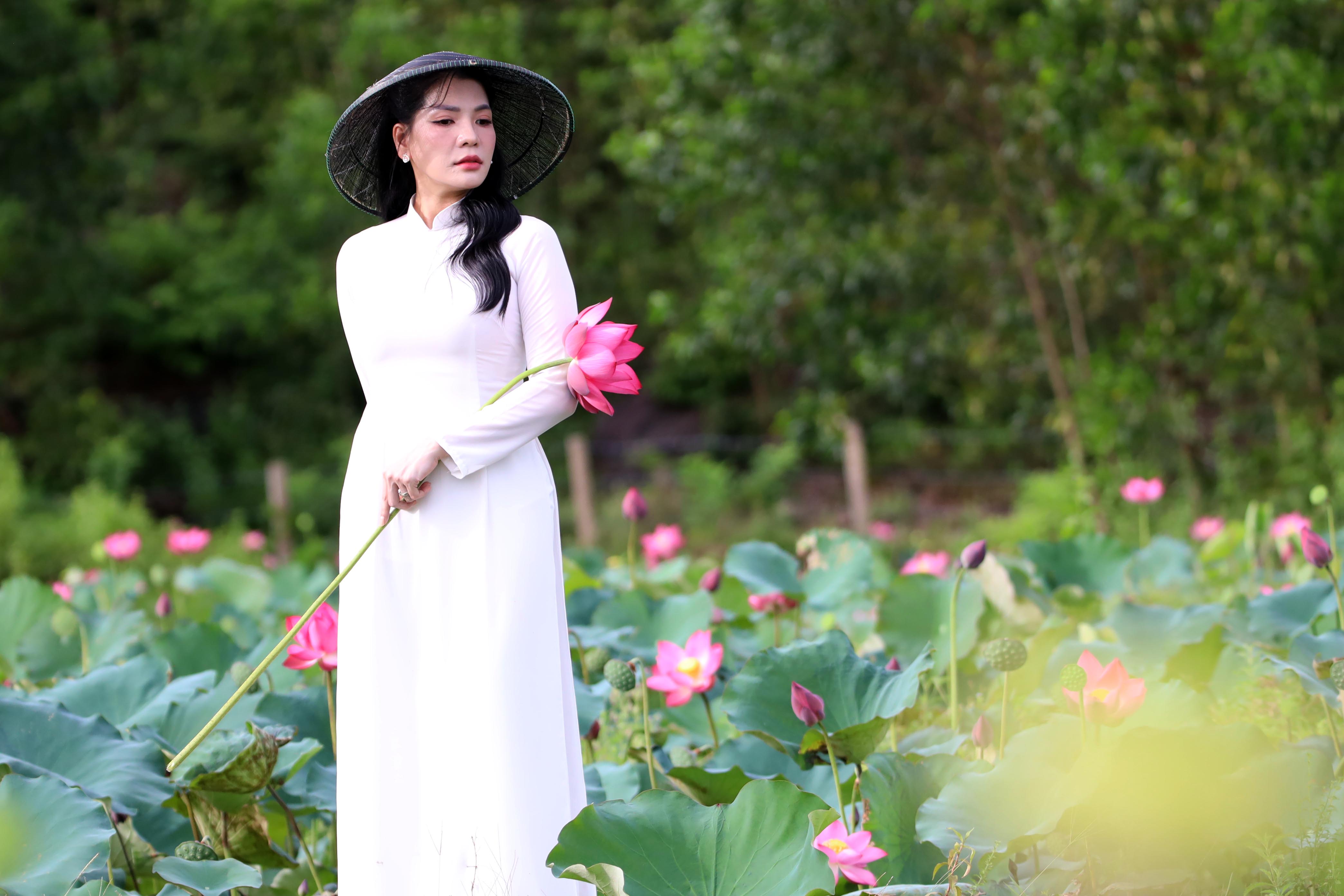 Ngỡ ngàng trước vẻ đẹp thơ mộng của đầm sen Trà Lý - ảnh 13