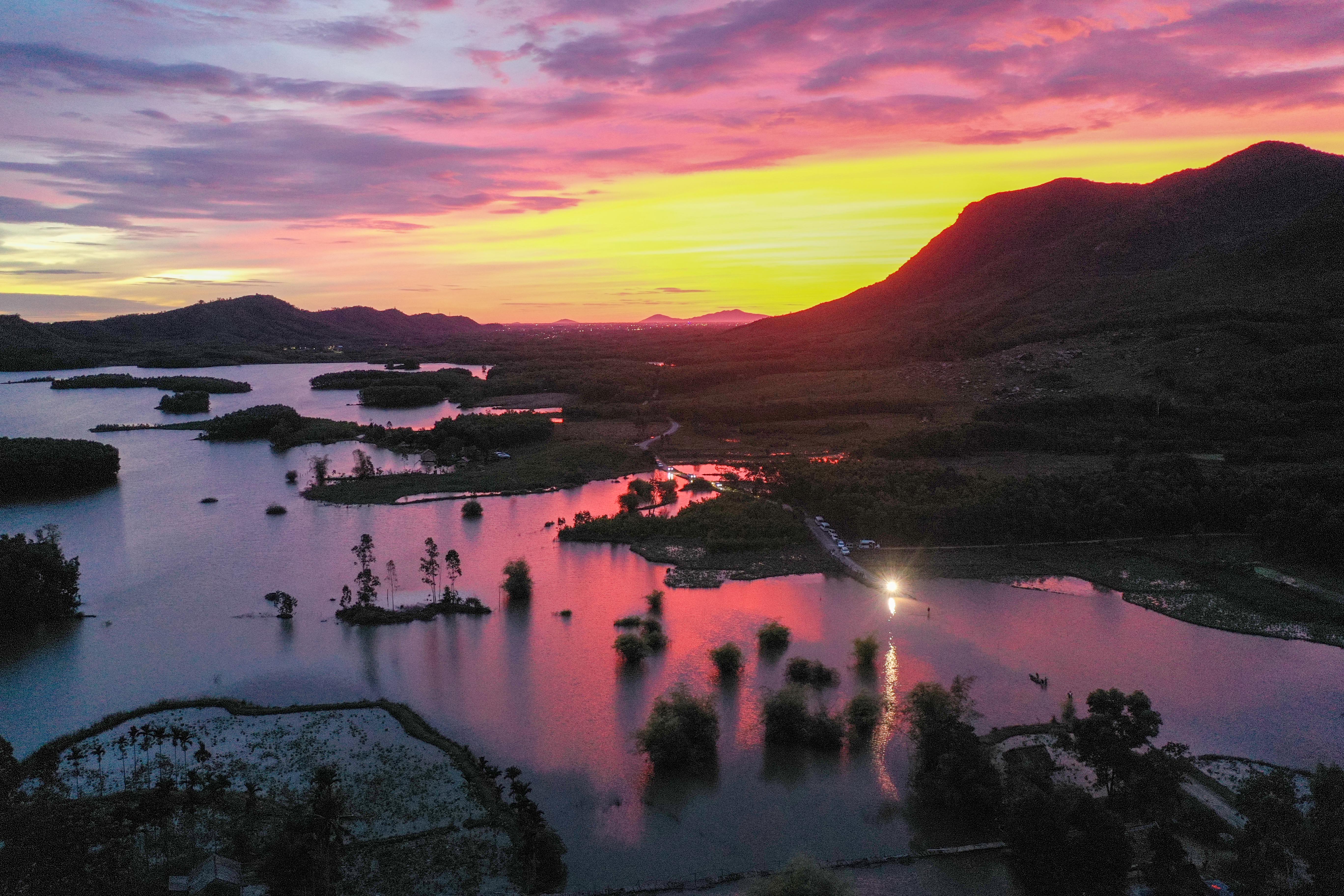 Ngỡ ngàng trước vẻ đẹp thơ mộng của đầm sen Trà Lý - ảnh 16