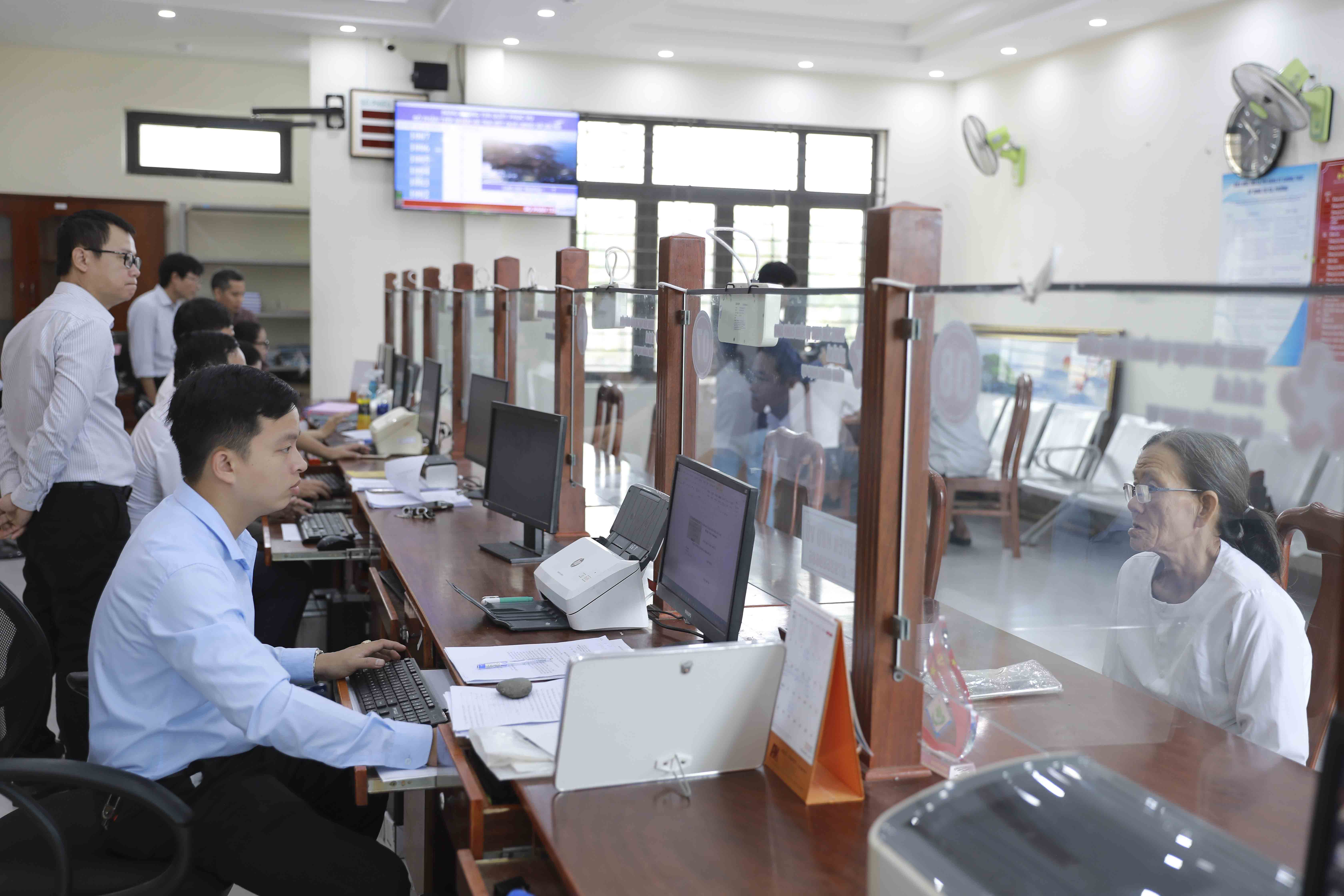 Ngày đầu vận hành chính quyền 2 cấp ở Đà Nẵng: Thông suốt, ổn định - ảnh 5