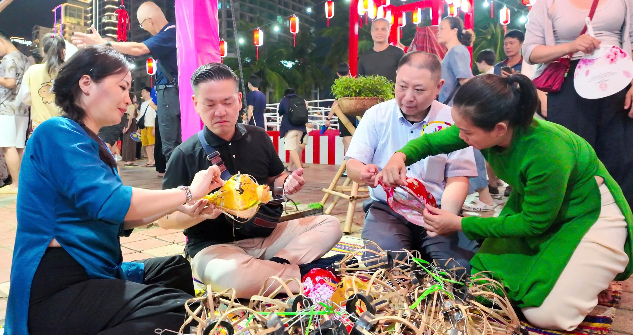 Du khách hào hứng trải nghiệm không gian văn hóa, ẩm thực tại Lễ hội Việt Nam - Nhật Bản - ảnh 7