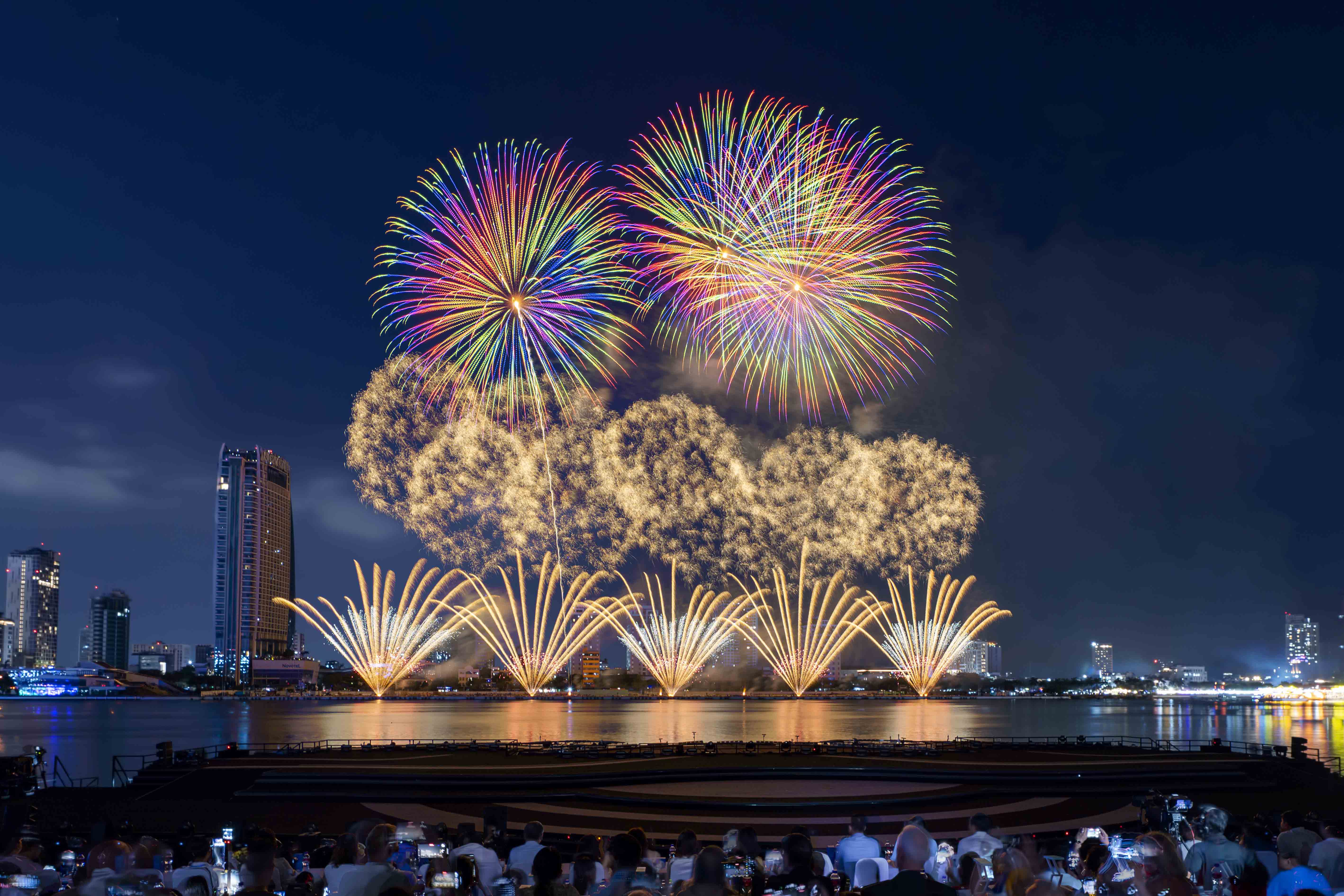 Xem lại khoảnh khắc trình diễn pháo hoa tuyệt vời của hai đội trước đêm chung kết DIFF 2025