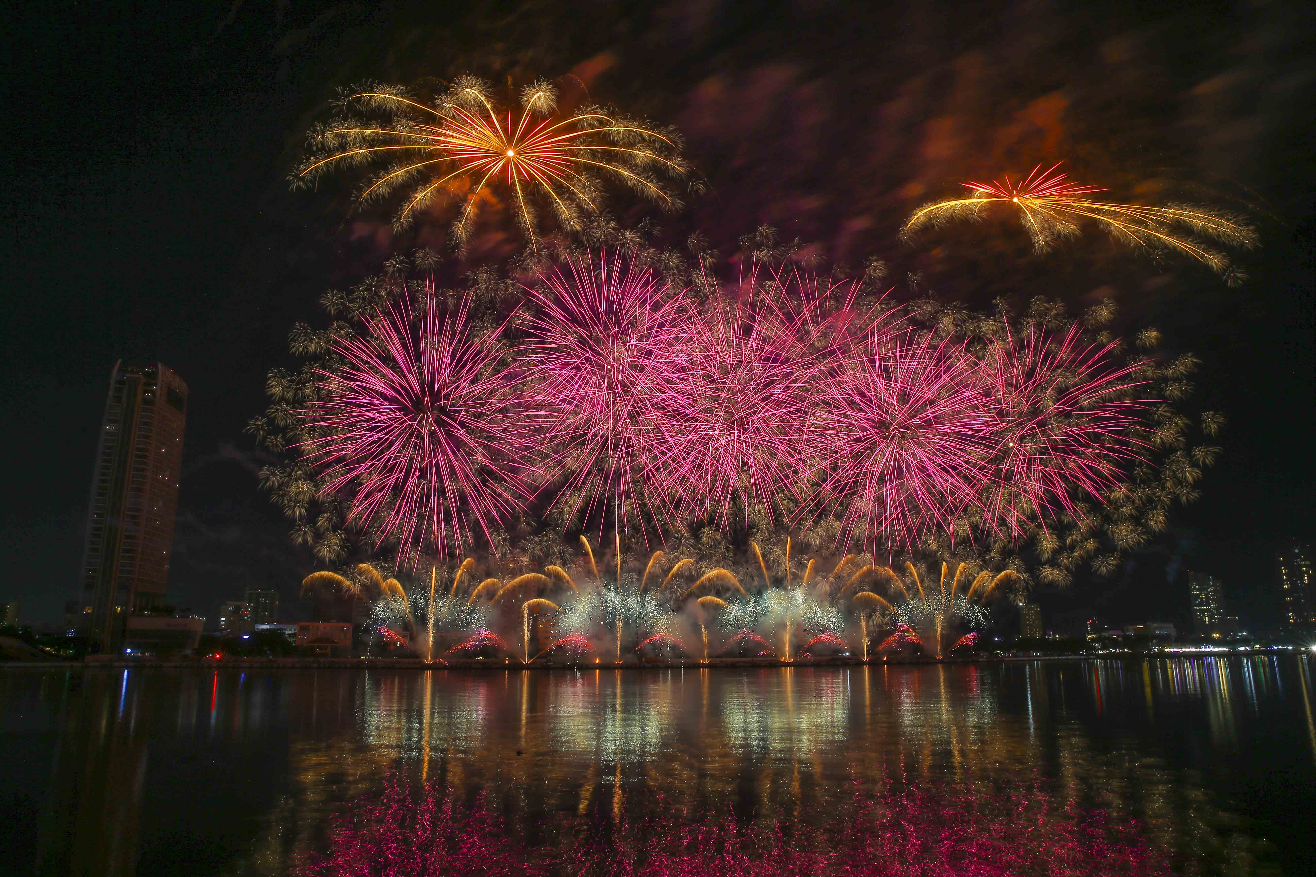 Đà Nẵng bùng nổ đêm pháo hoa chung kết DIFF 2025