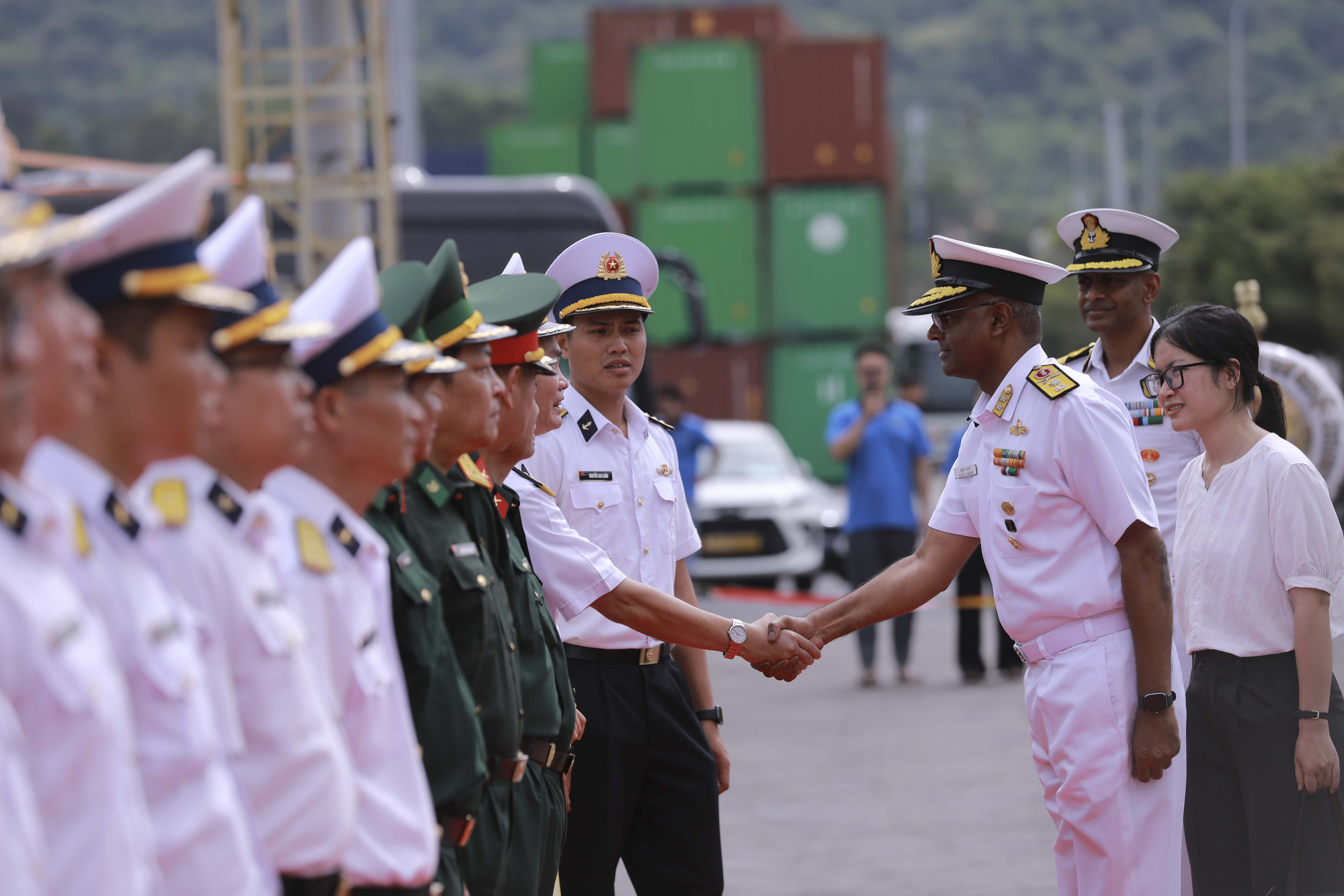 Tàu Hải quân Ấn Độ thăm xã giao thành phố Đà Nẵng - ảnh 2