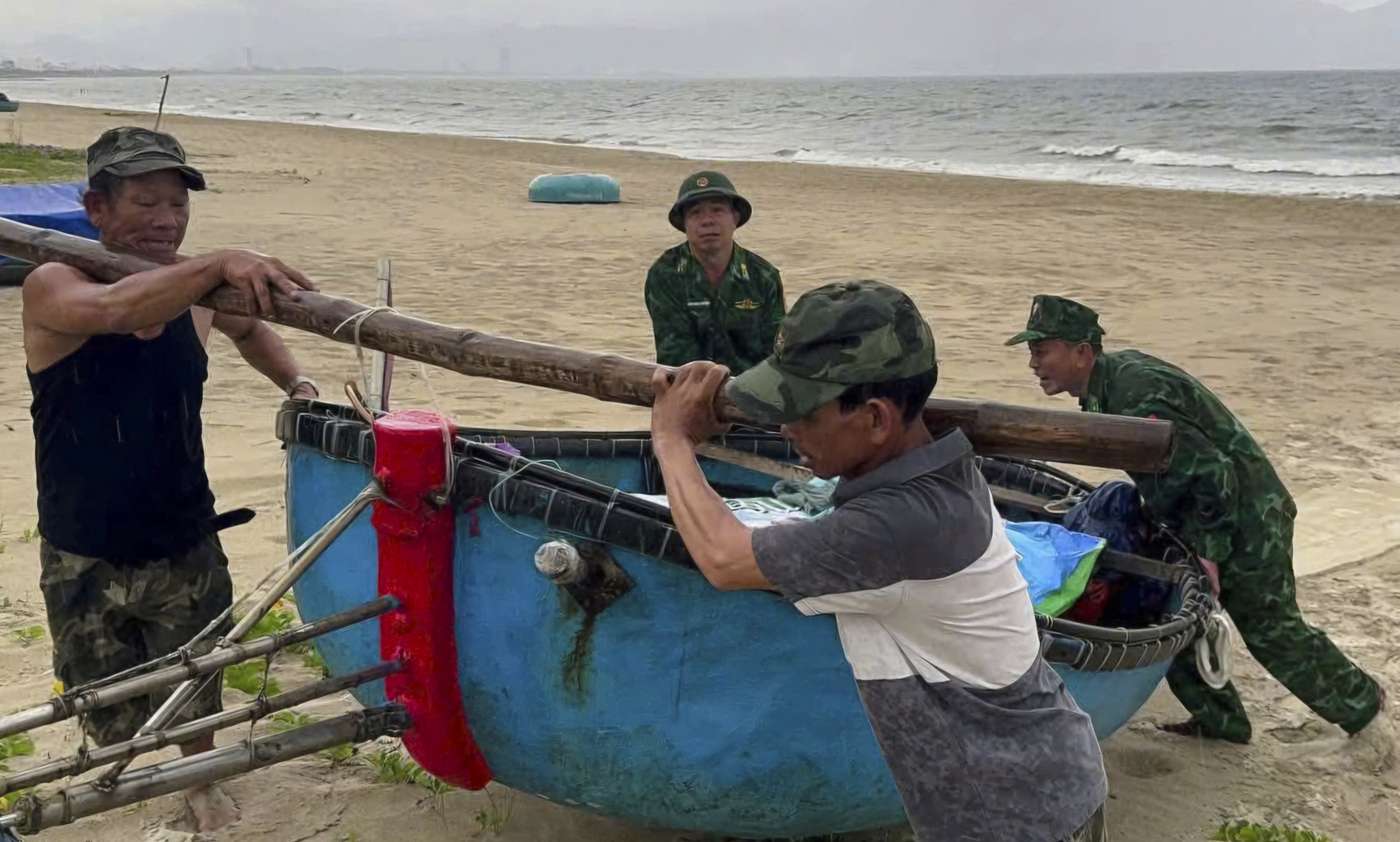 Hối hả ứng phó bão số 5 - ảnh 6
