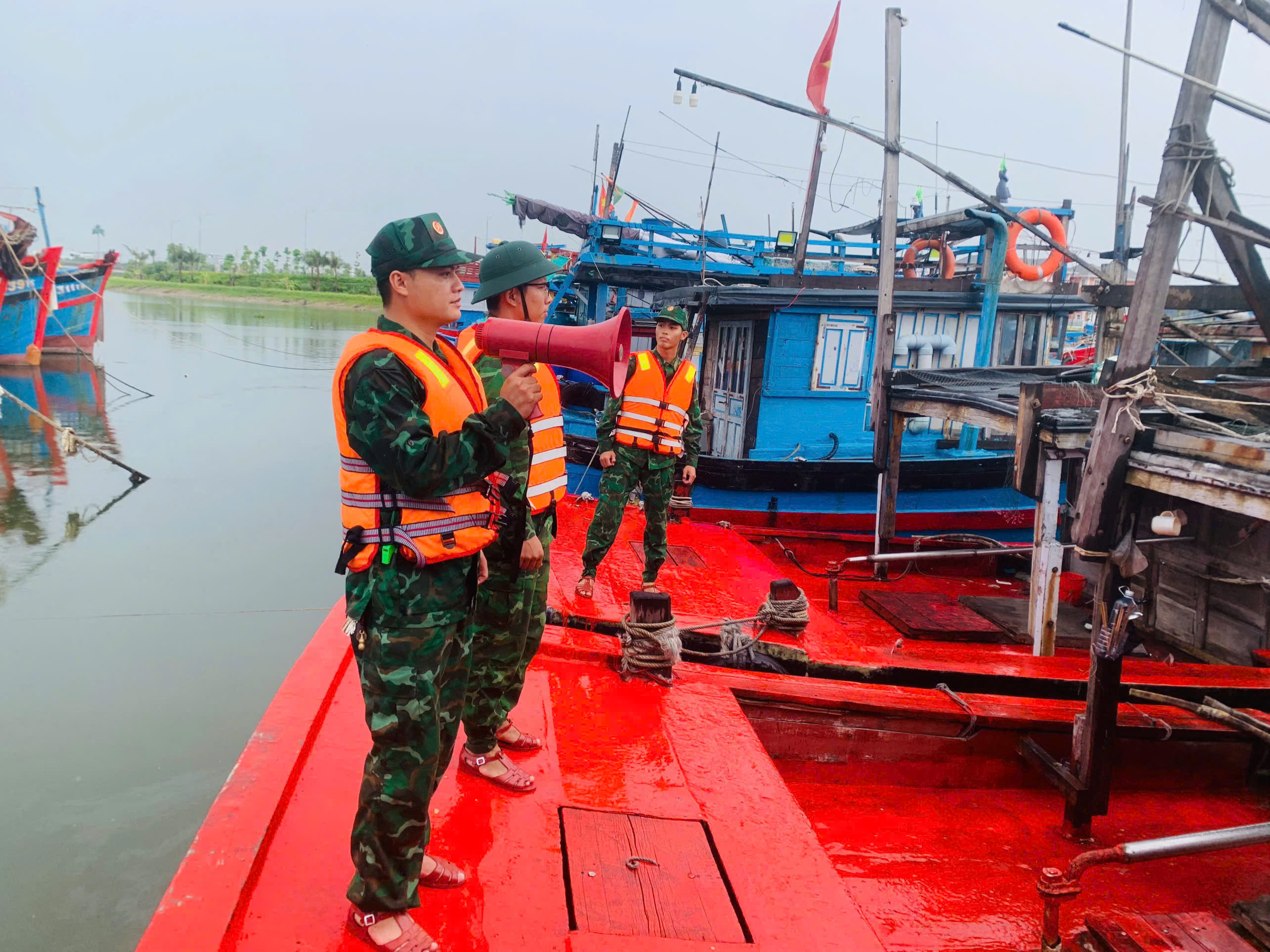 Hối hả ứng phó bão số 5 - ảnh 2