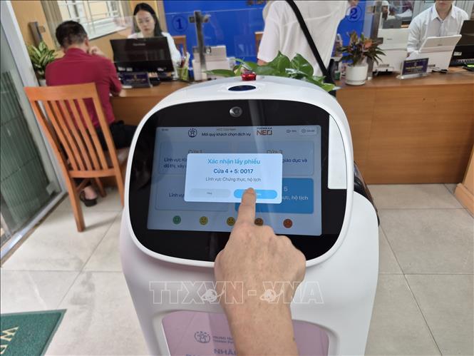 Giao diện trực quan của Robot AI giúp người dân thực hiện các thao tác dễ dàng.Ảnh: Nguyễn Thắng/ TTXVN