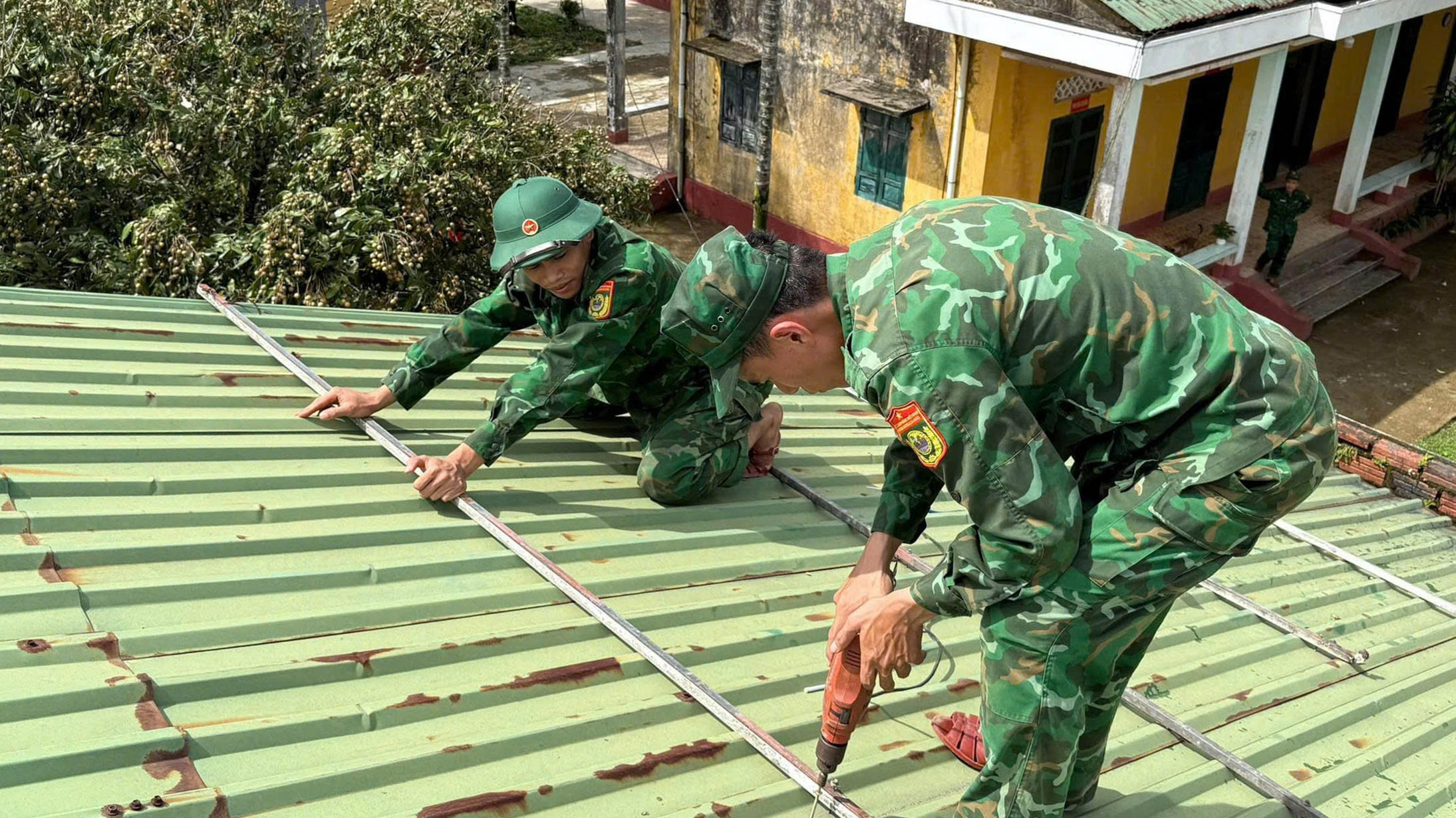 Biên phòng Quảng Trị căng mình giúp dân ứng phó bão số 5 - ảnh 11