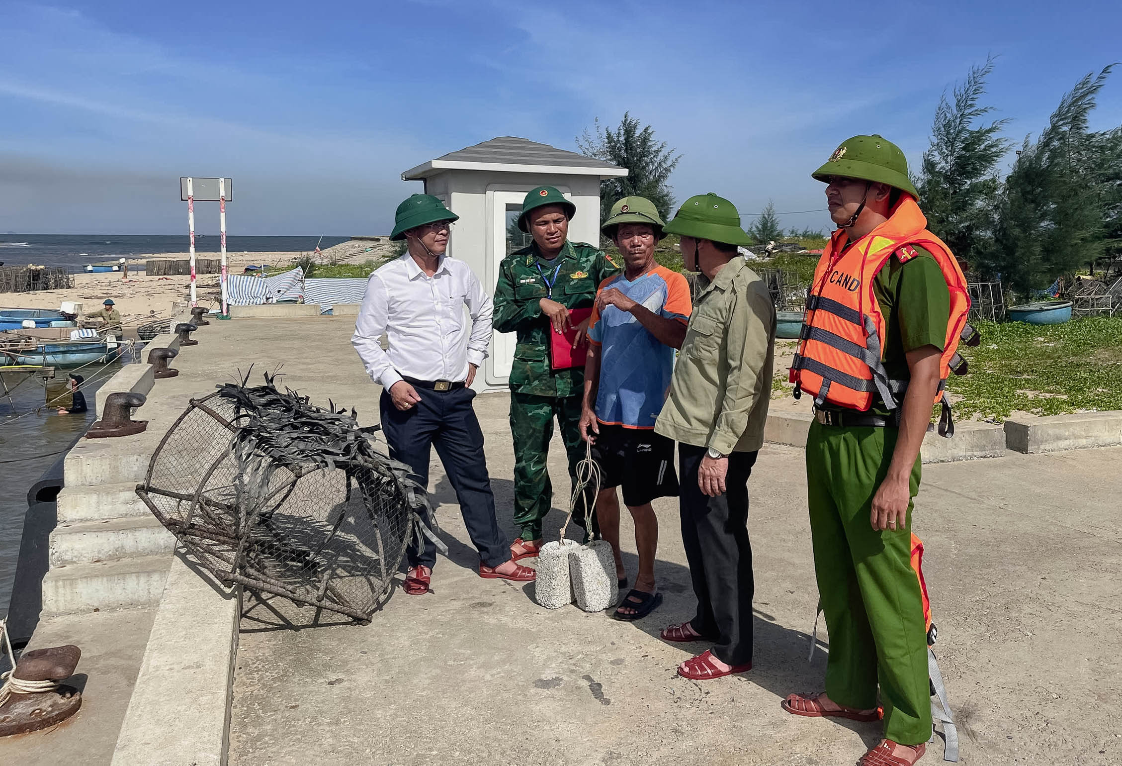 Biên phòng Quảng Trị căng mình giúp dân ứng phó bão số 5 - ảnh 4