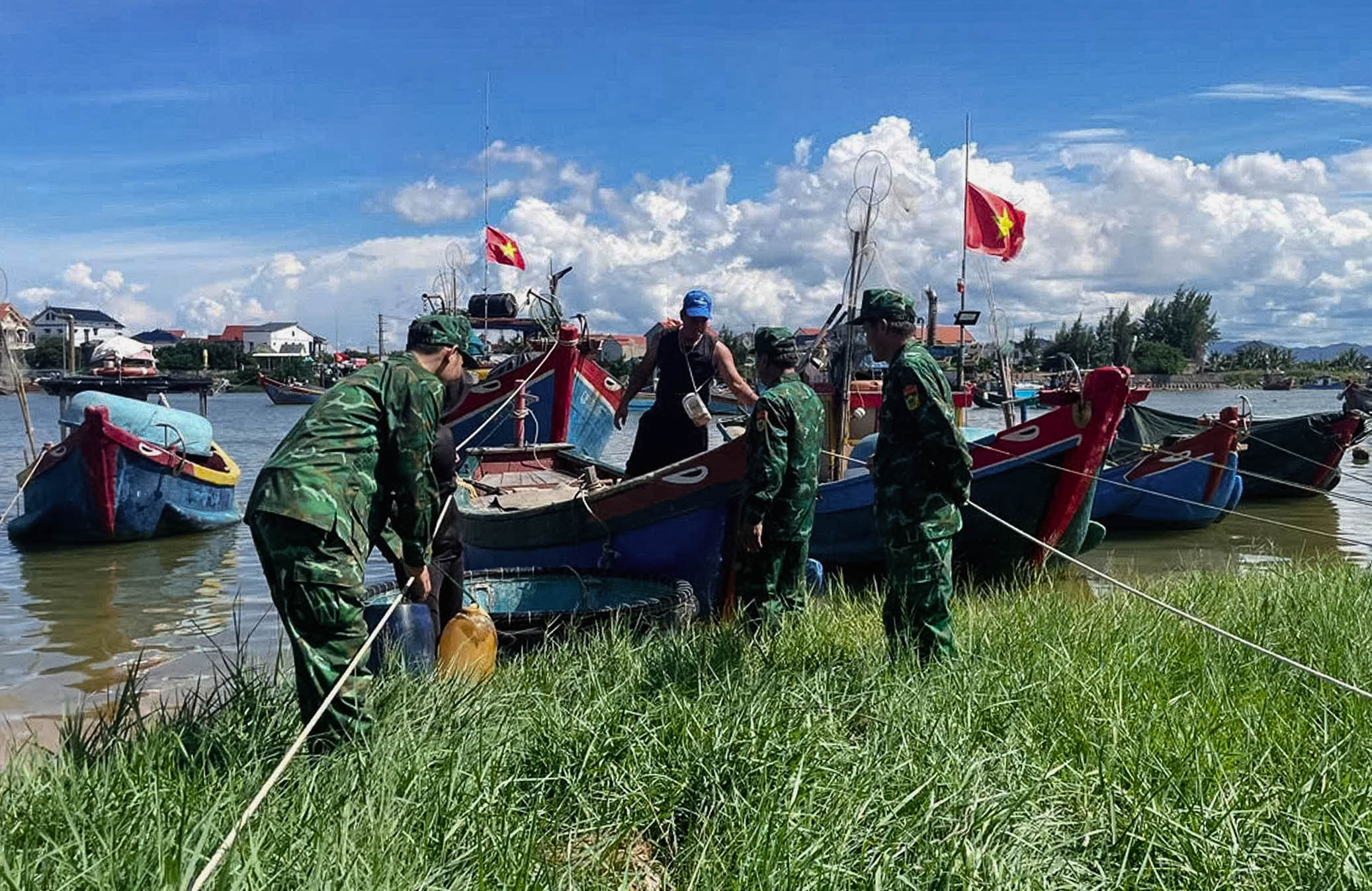 Biên phòng Quảng Trị căng mình giúp dân ứng phó bão số 5