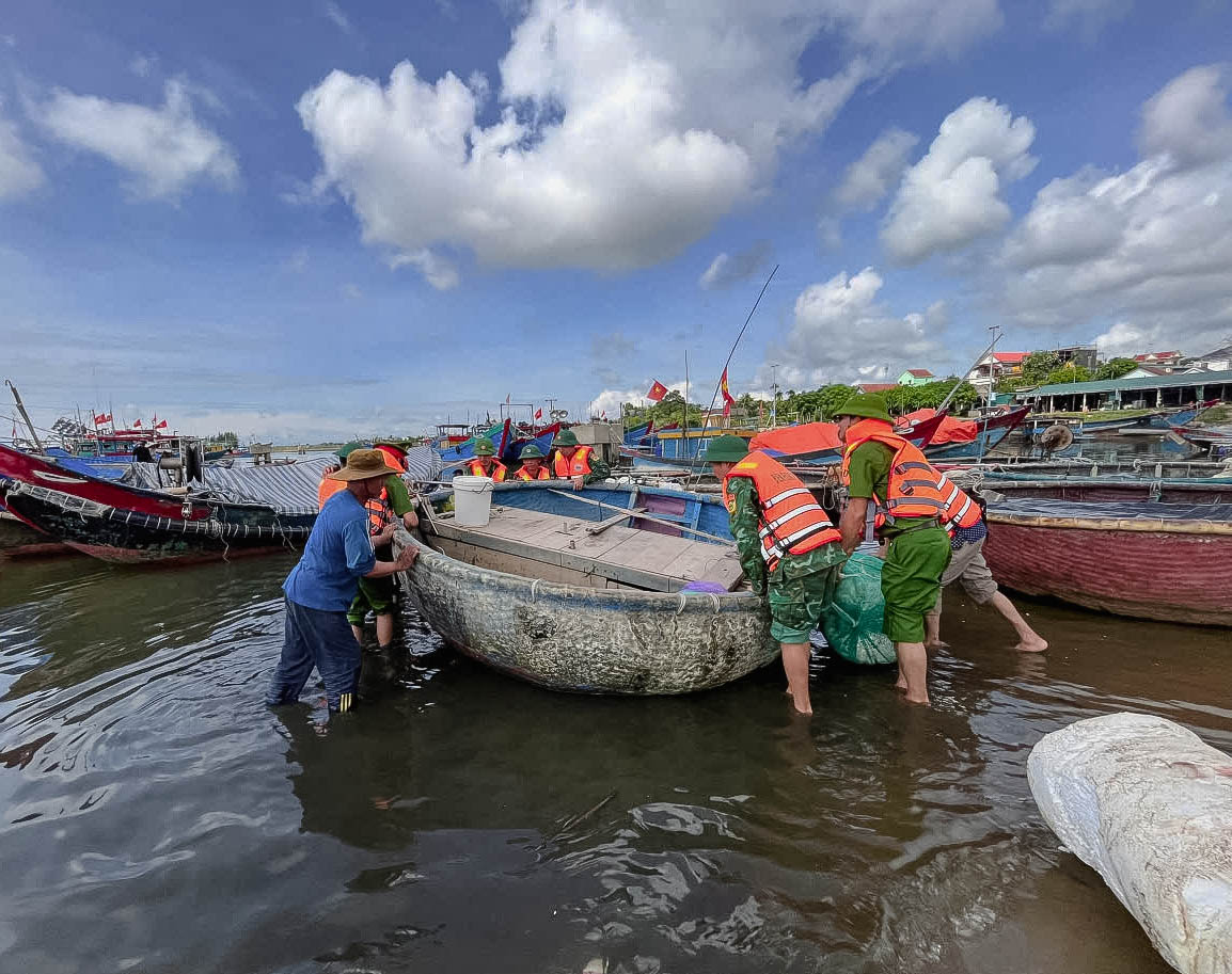 Biên phòng Quảng Trị căng mình giúp dân ứng phó bão số 5 - ảnh 6
