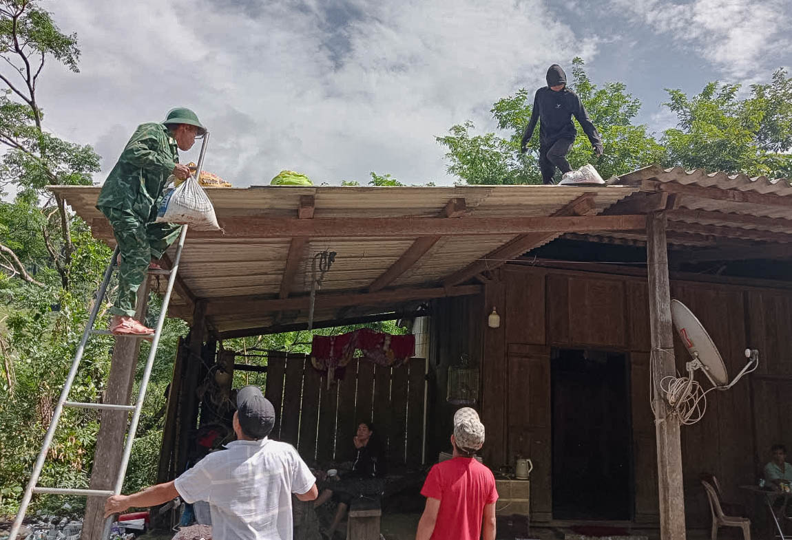 Biên phòng Quảng Trị căng mình giúp dân ứng phó bão số 5 - ảnh 8