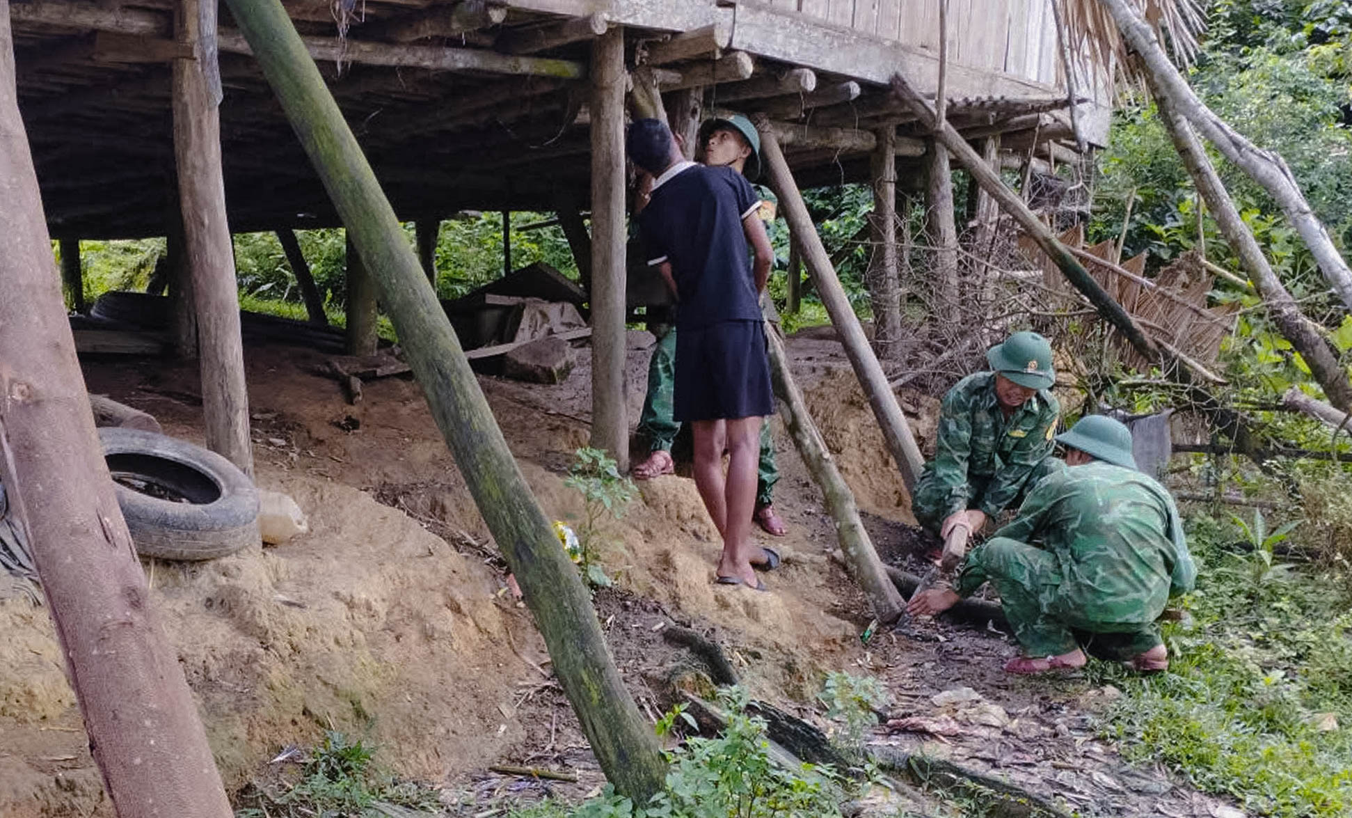 Biên phòng Quảng Trị căng mình giúp dân ứng phó bão số 5 - ảnh 9