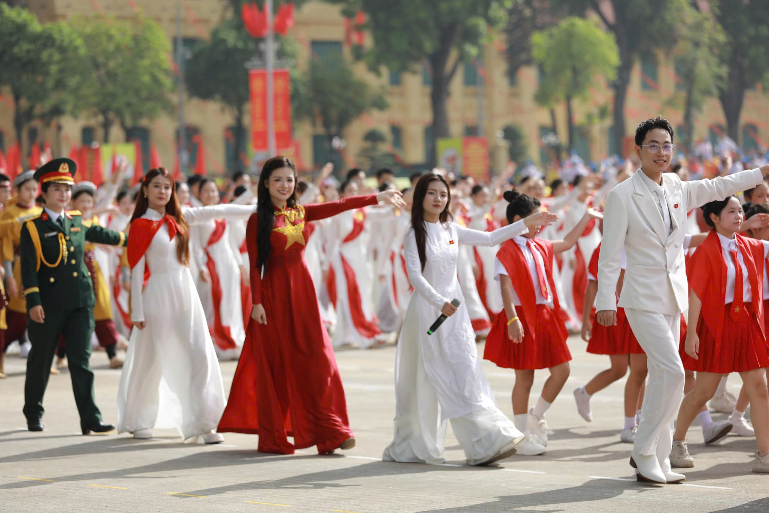 אמנים מתפרצים ברגשות כשהם שוקעים בצילום 4 של יום העצמאות A80