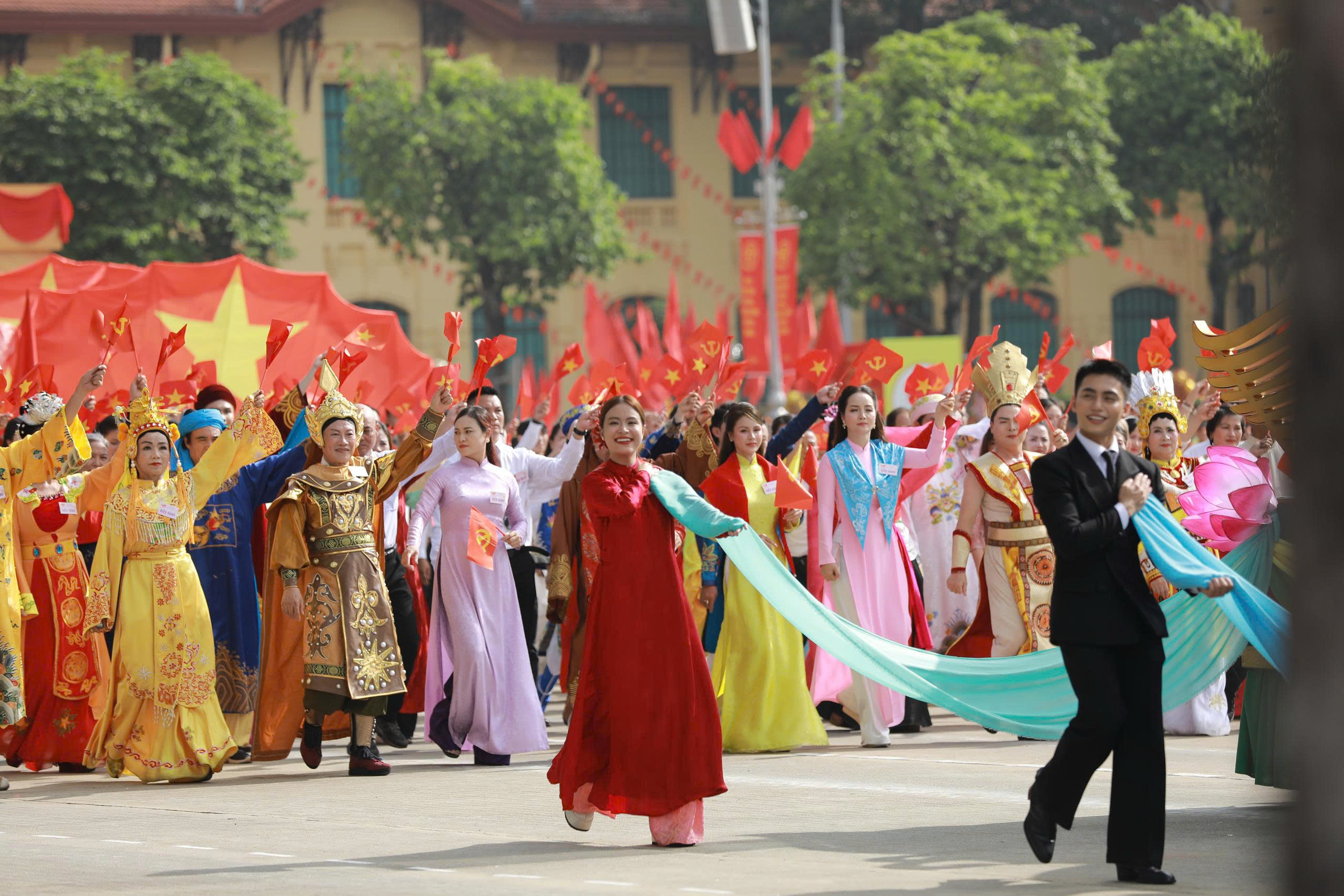 אמנים מתפרצים ברגשות כשהם שוקעים ב-A80 של יום העצמאות - תמונה 2