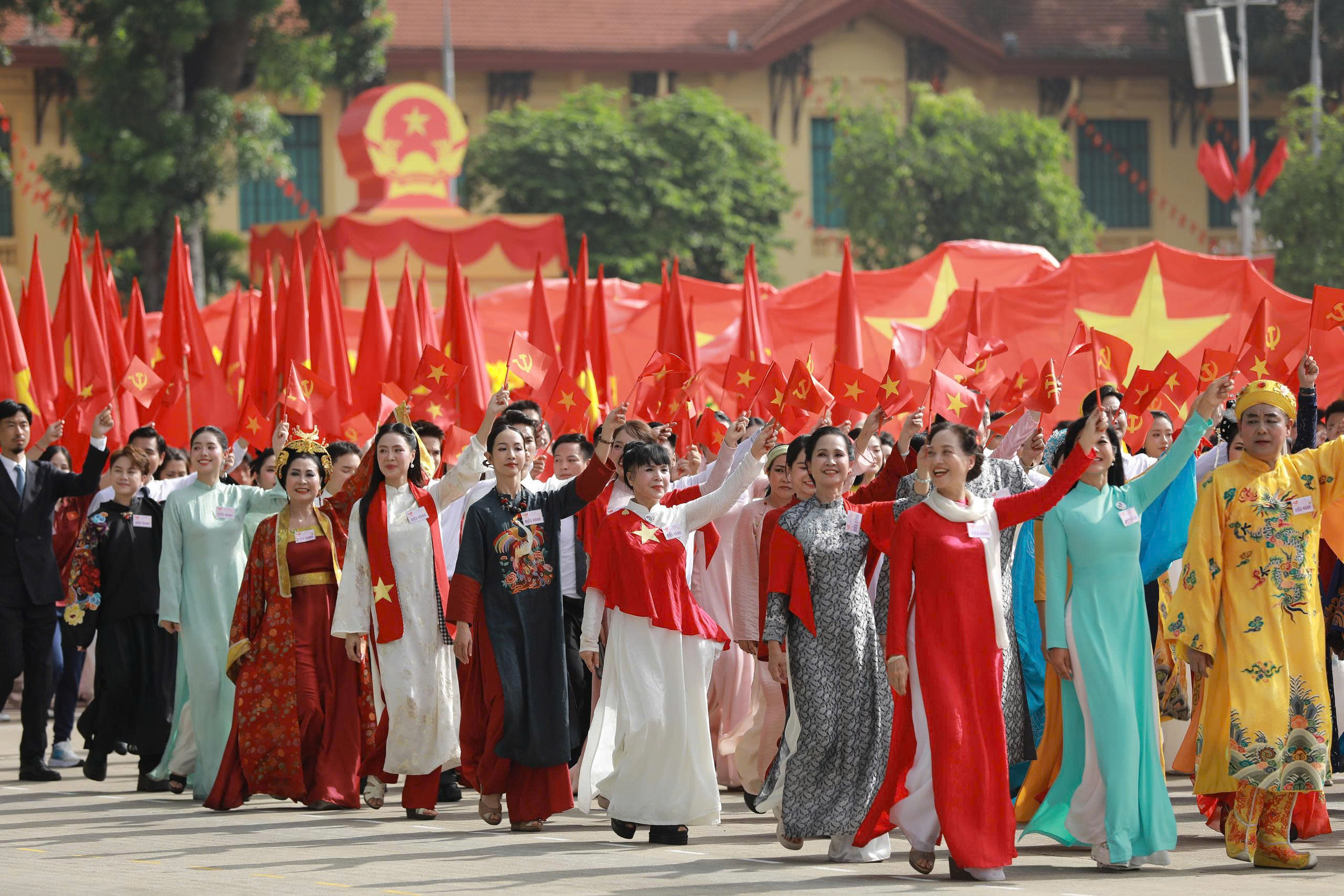 אמנים מתפרצים ברגשות כשהם שוקעים בצילום 1 של יום העצמאות A80