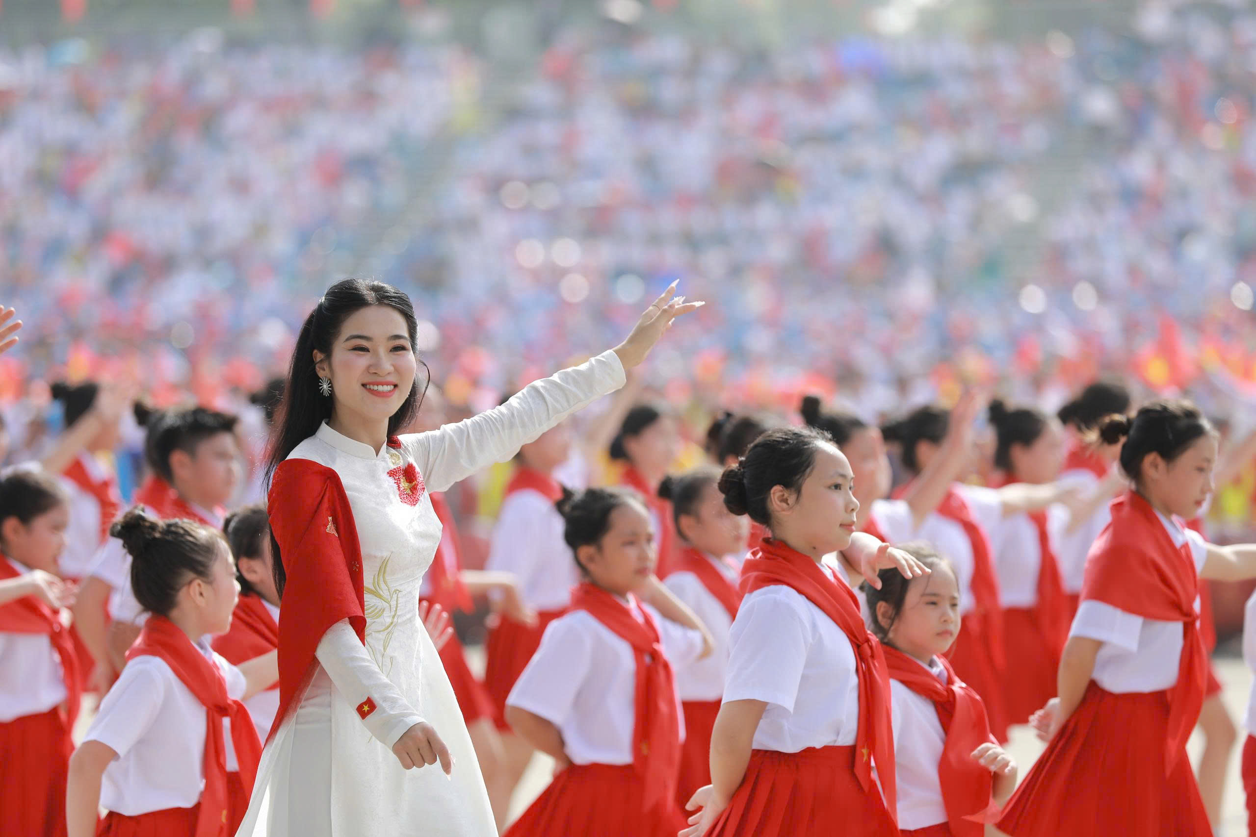אמנים מתפרצים ברגשות כשהם שוקעים בצילום 7 של יום העצמאות A80