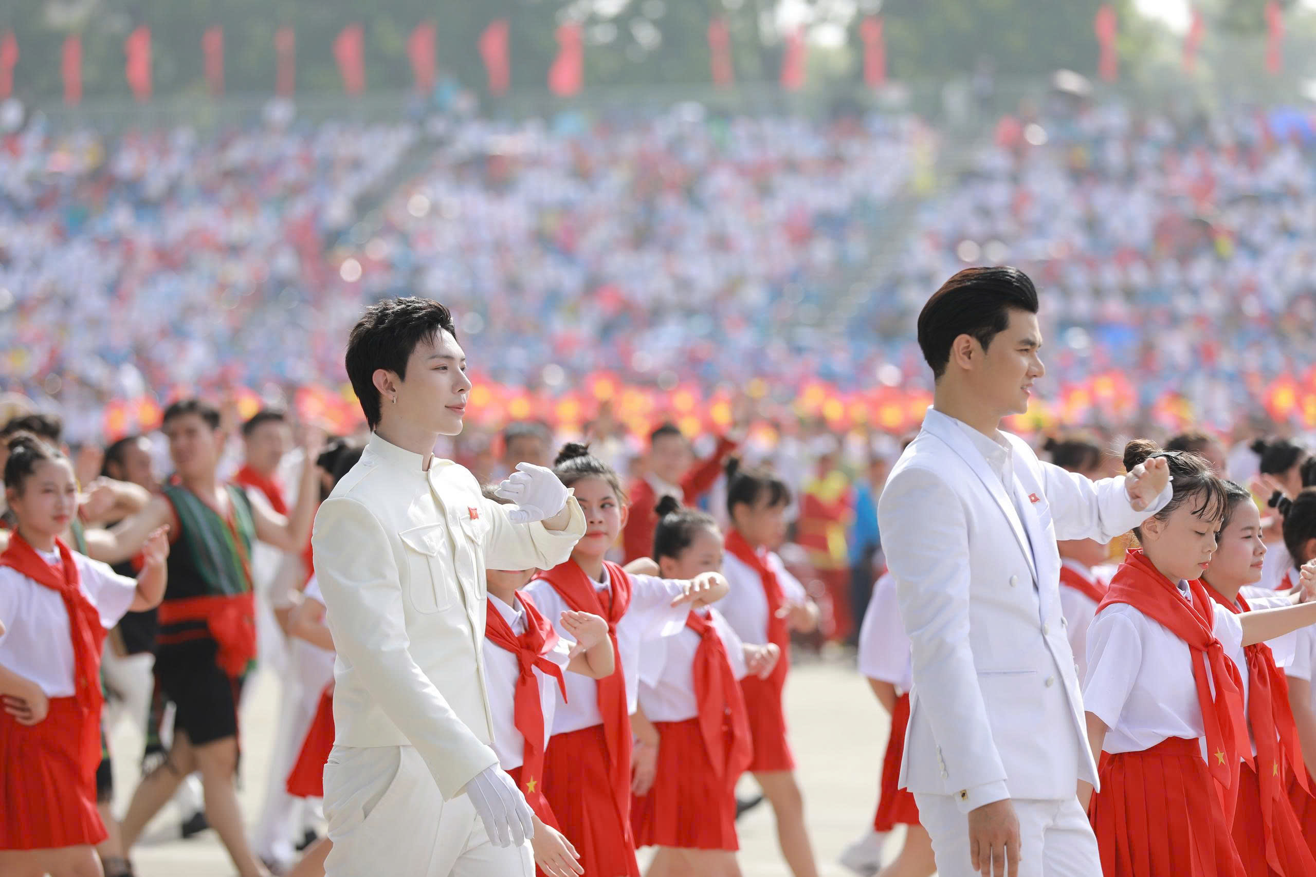 אמנים מתפרצים ברגשות כשהם שוקעים בצילום 6 של יום העצמאות A80