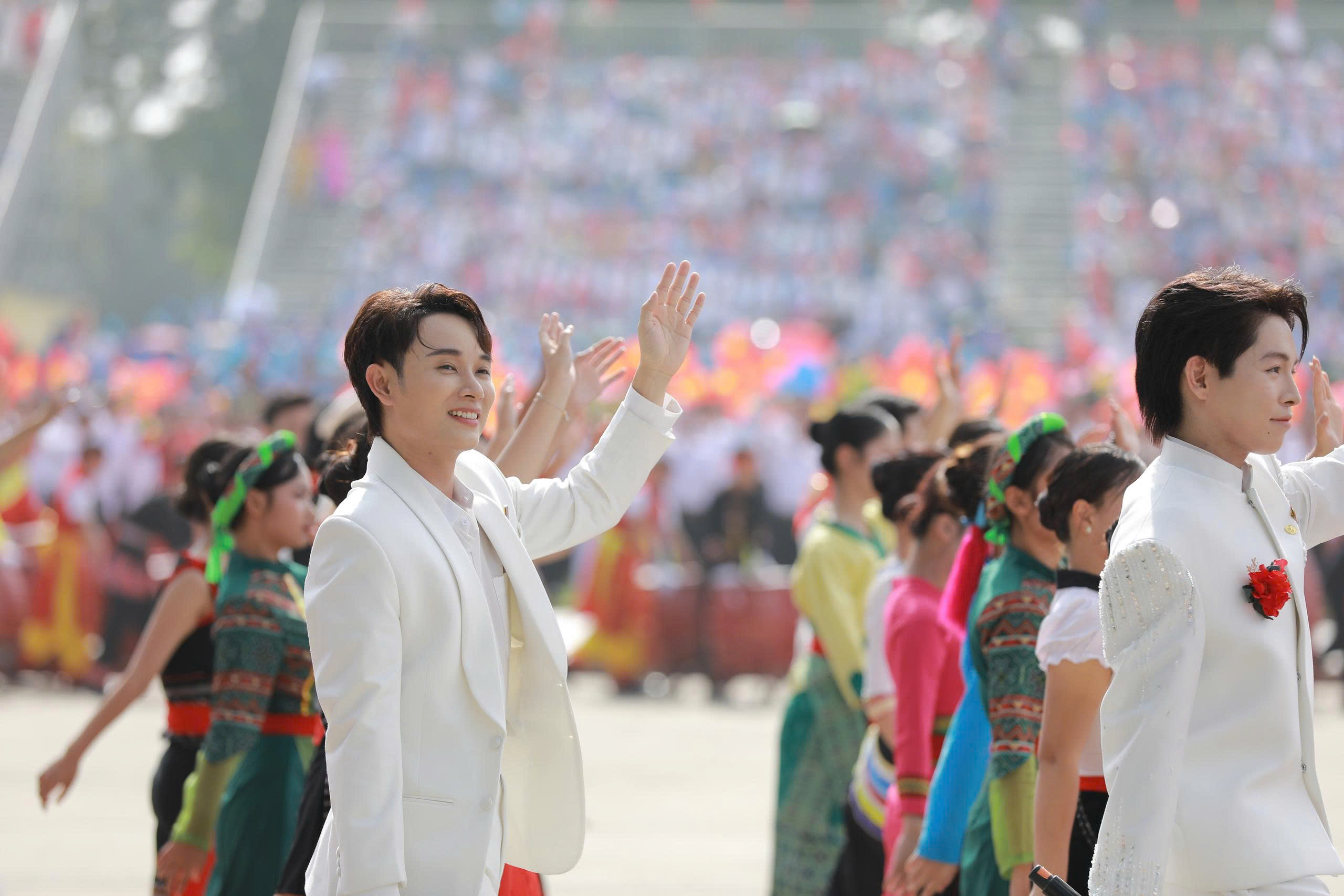 אמנים מתפרצים ברגשות כשהם שוקעים בצילום 5 של יום העצמאות A80