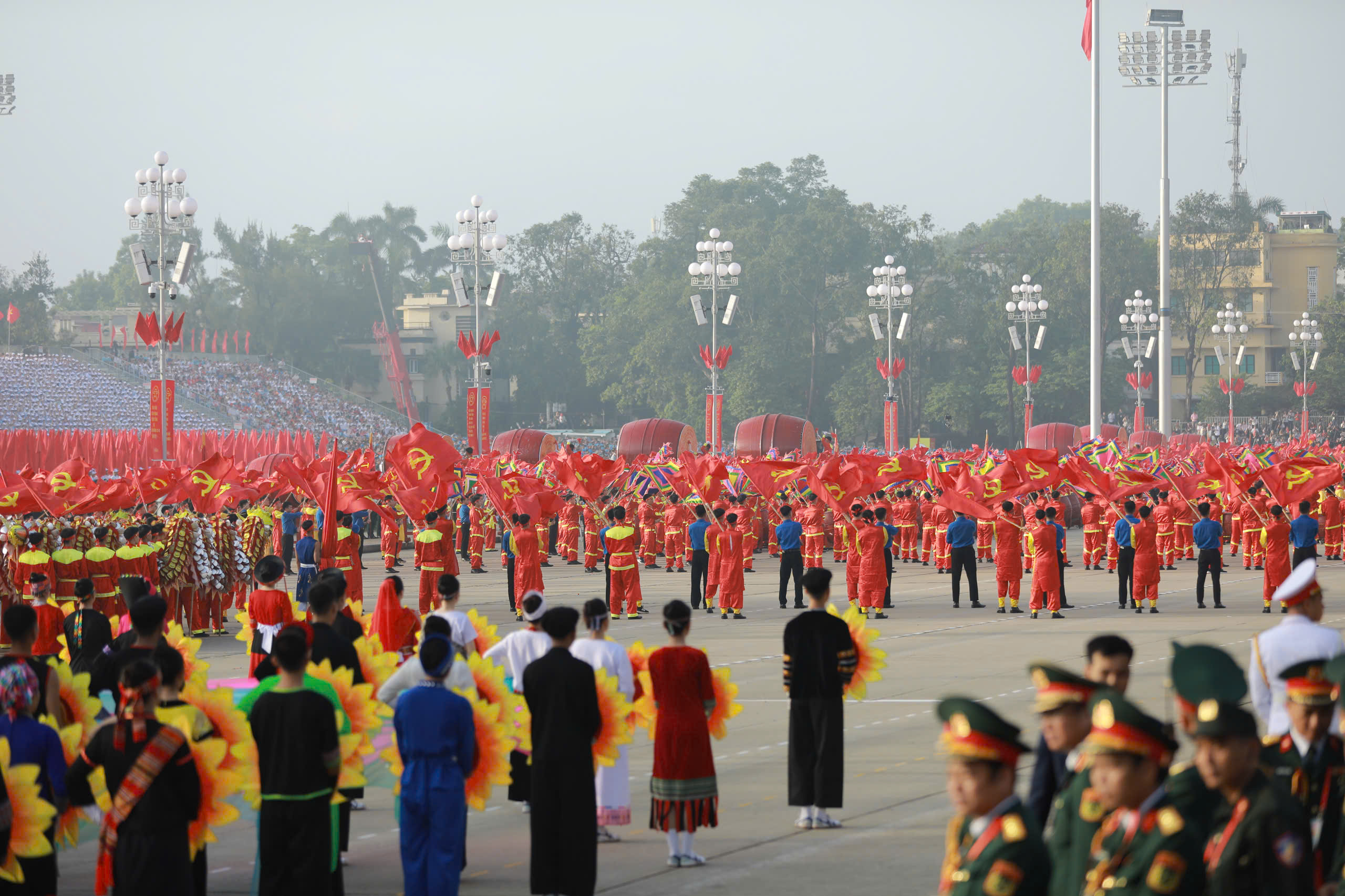 אמנים מתפרצים ברגשות כשהם שוקעים בצילום 10 של יום העצמאות A80