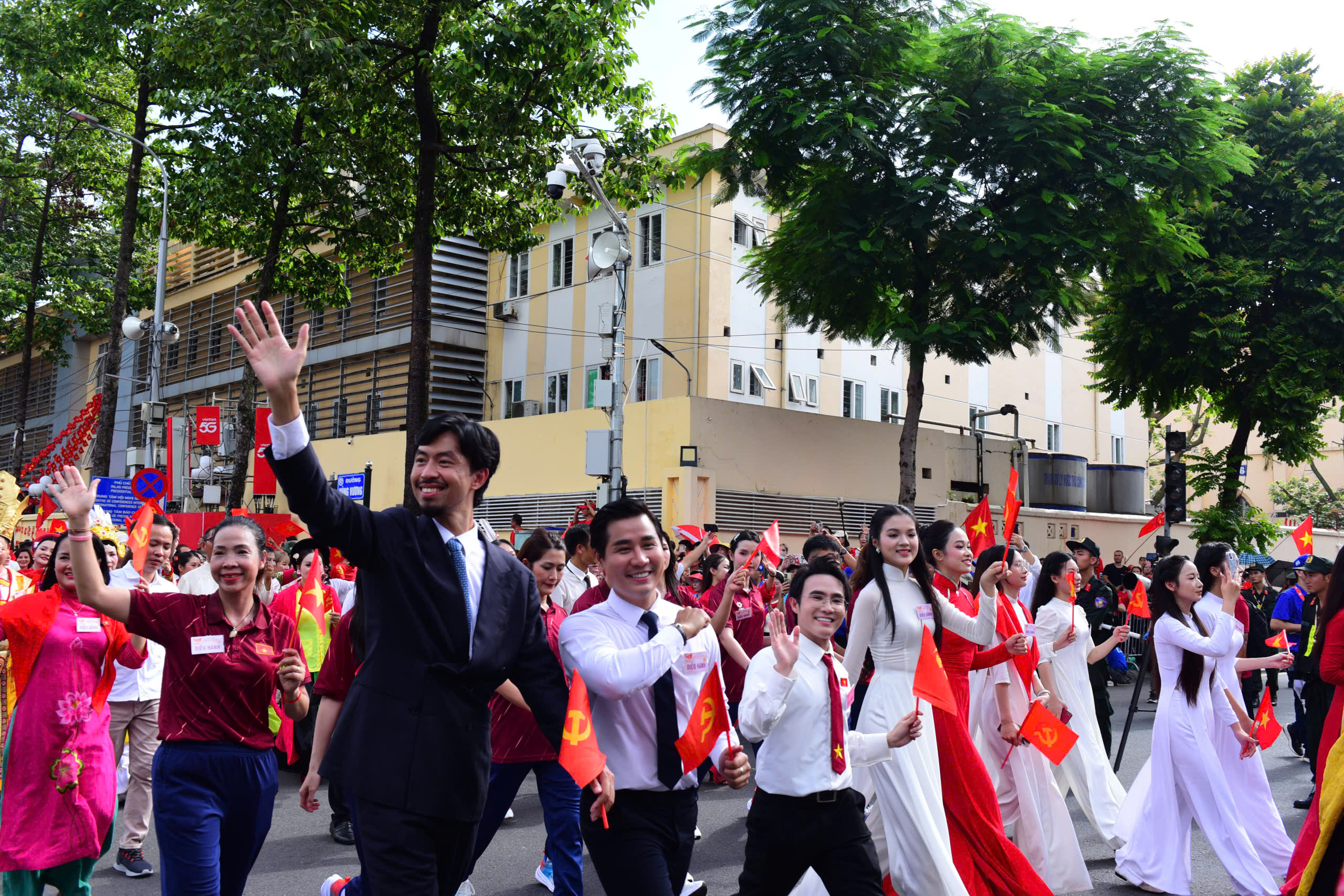 אמנים מתפרצים ברגשות כשהם שוקעים בצילום 11 של יום העצמאות A80