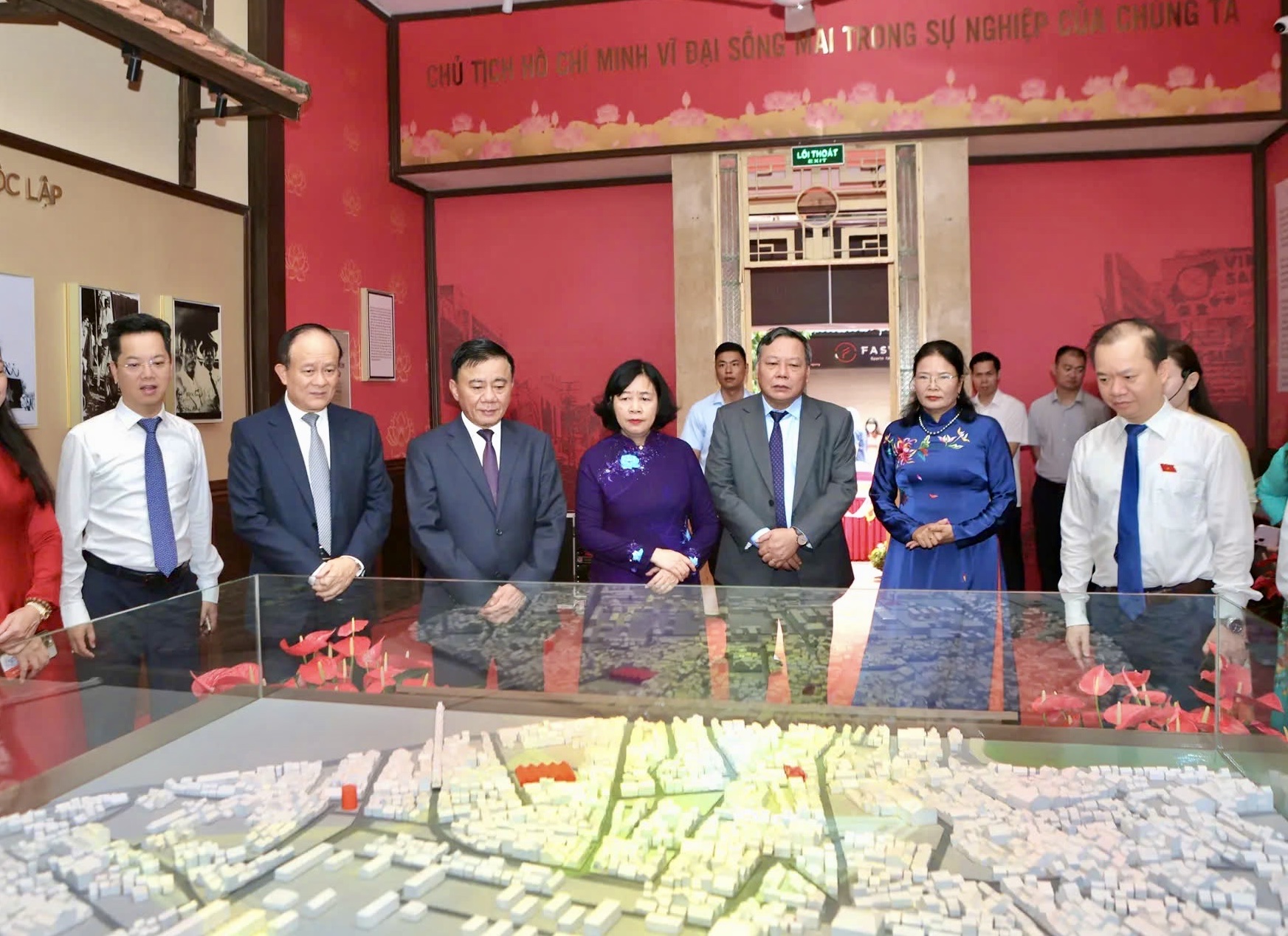 Ceremoni för att placera en plakett på monumentet på Hang Ngang 48 - där president Ho Chi Minh utarbetade självständighetsförklaringen - foto 2