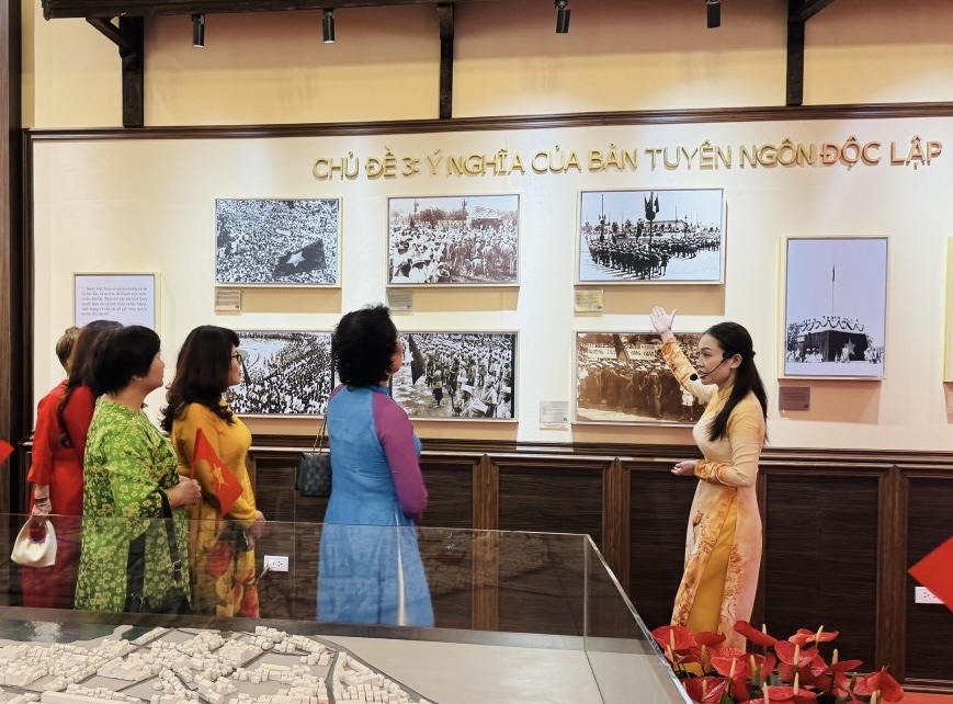 Ceremoni för att placera en plakett på monumentet på Hang Ngang 48 - där president Ho Chi Minh utarbetade självständighetsförklaringen - foto 3