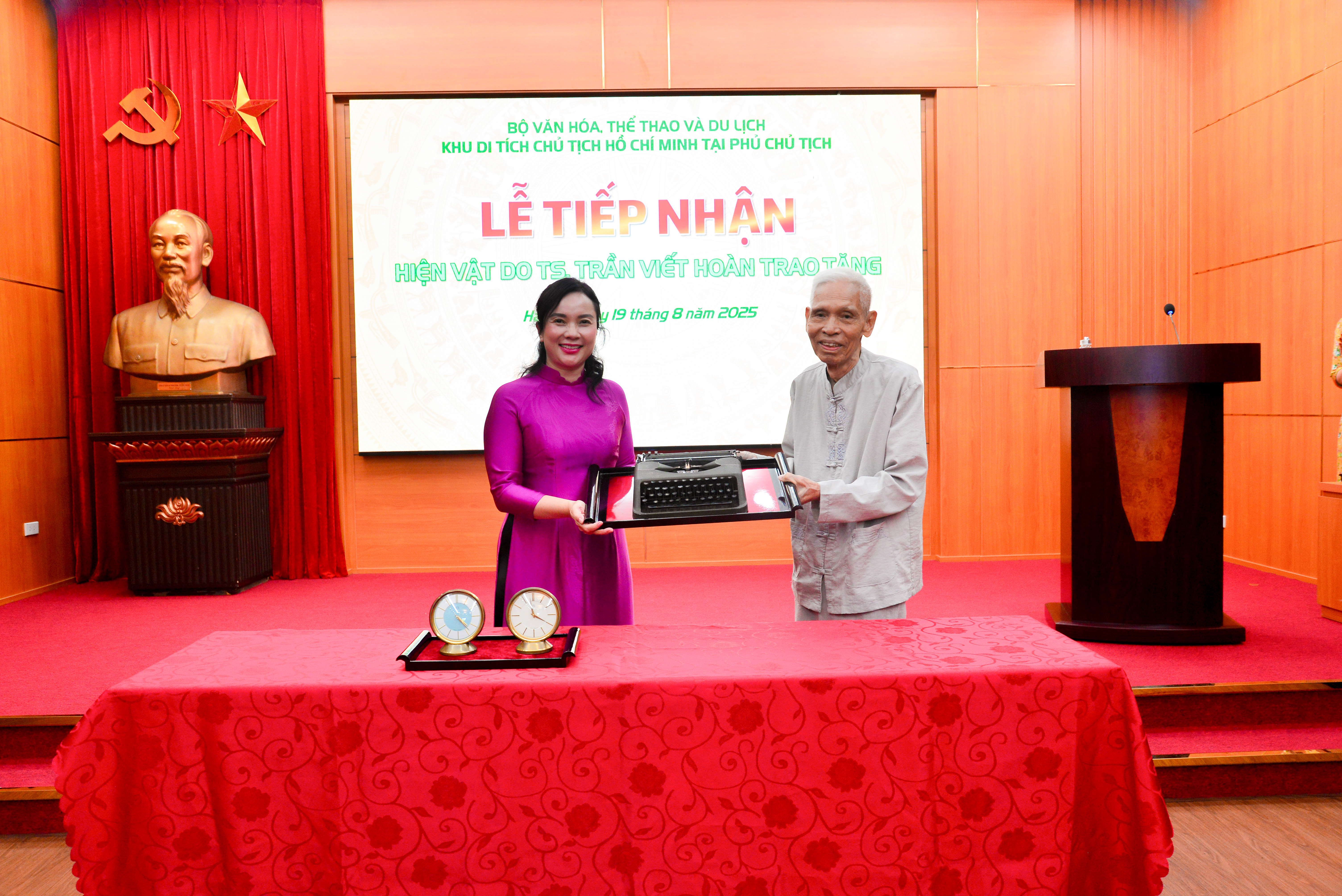 Le garde du corps de l'oncle Ho a fait don de deux précieux objets au site des reliques du président Ho Chi Minh au palais présidentiel - photo 1
