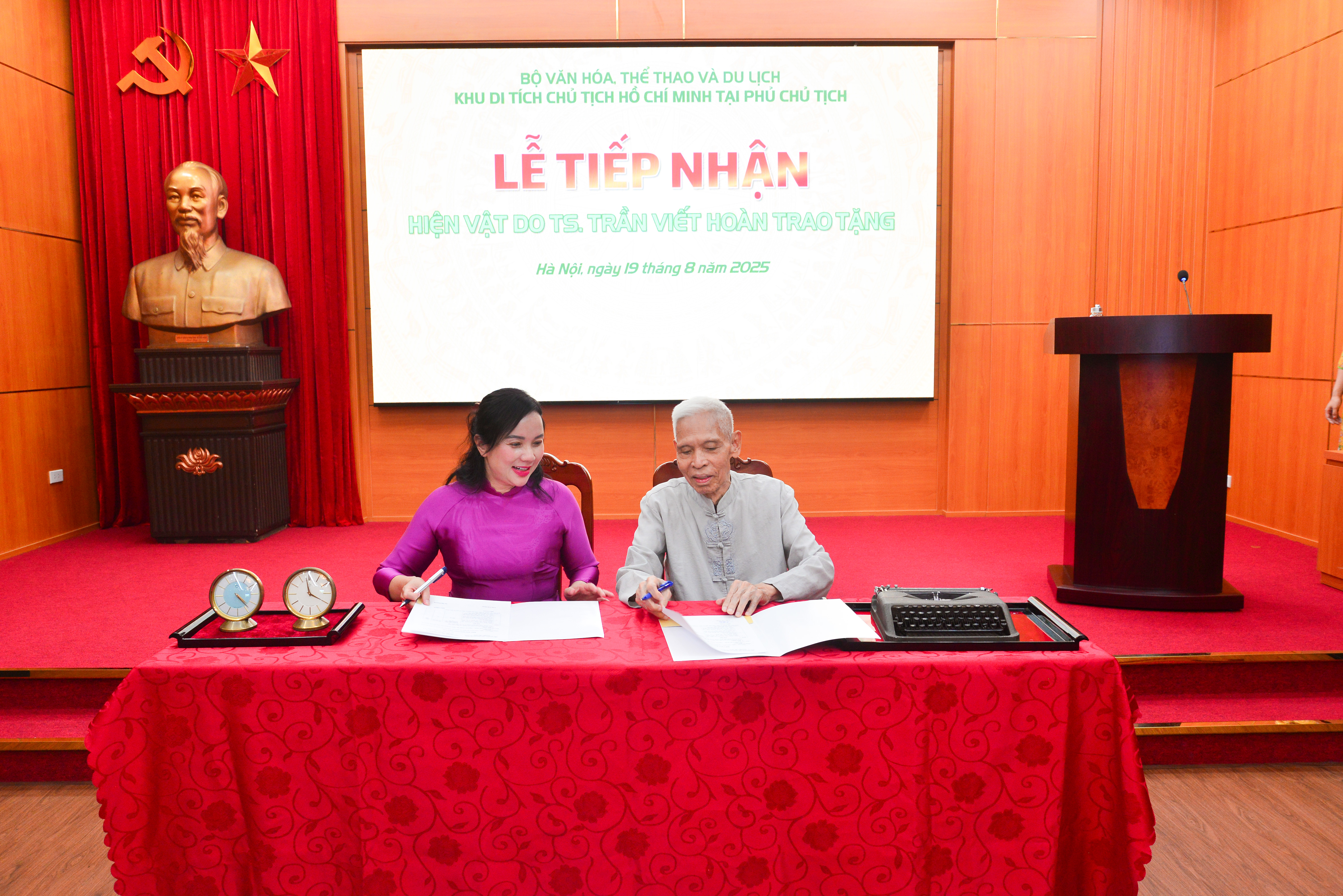 Le garde du corps de l'oncle Ho a fait don de deux précieux objets au site des reliques du président Ho Chi Minh au palais présidentiel - photo 5